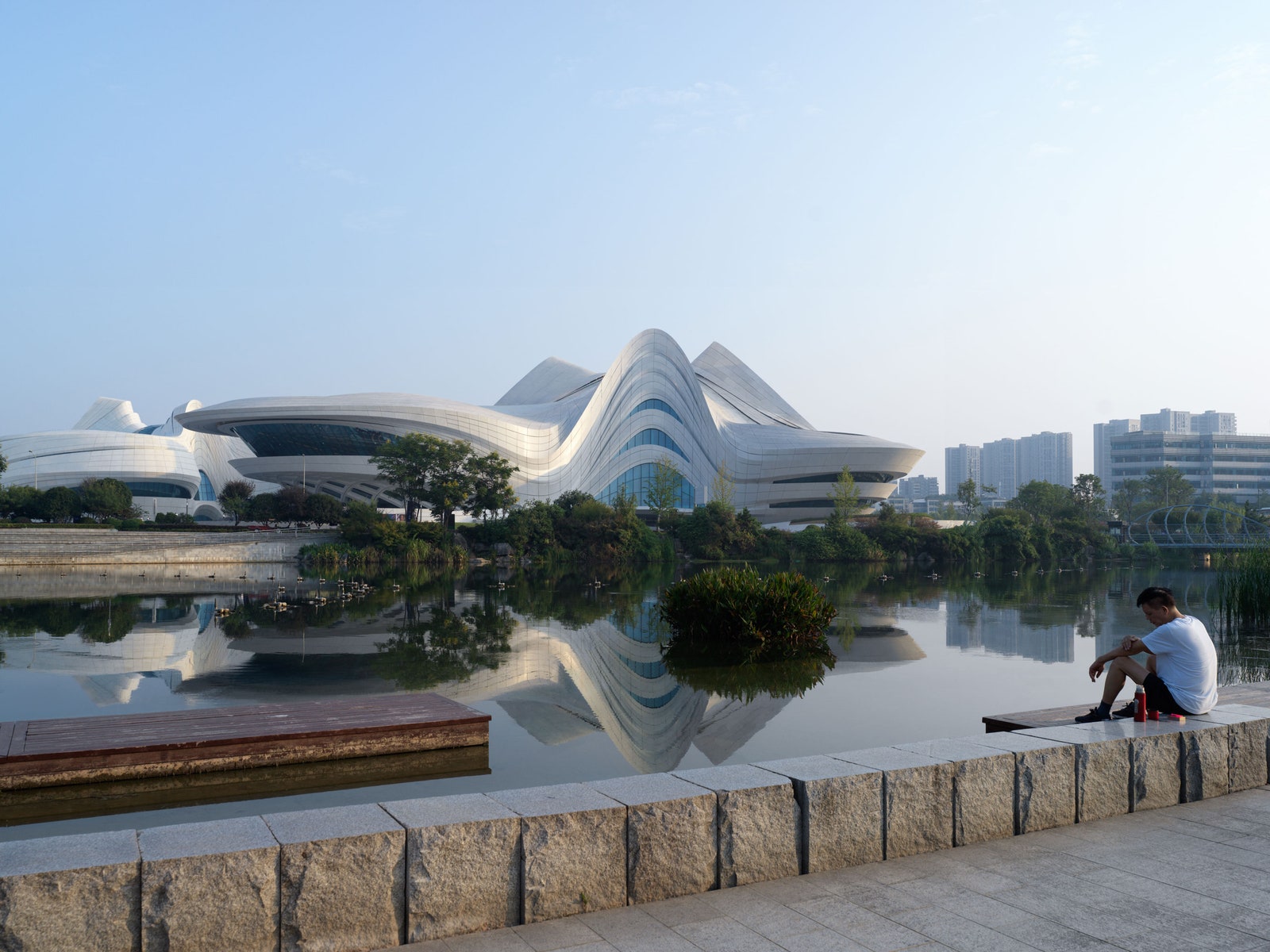 Бюро Zaha Hadid Architects завершило строительство культурного центра “Мэйсиху”
