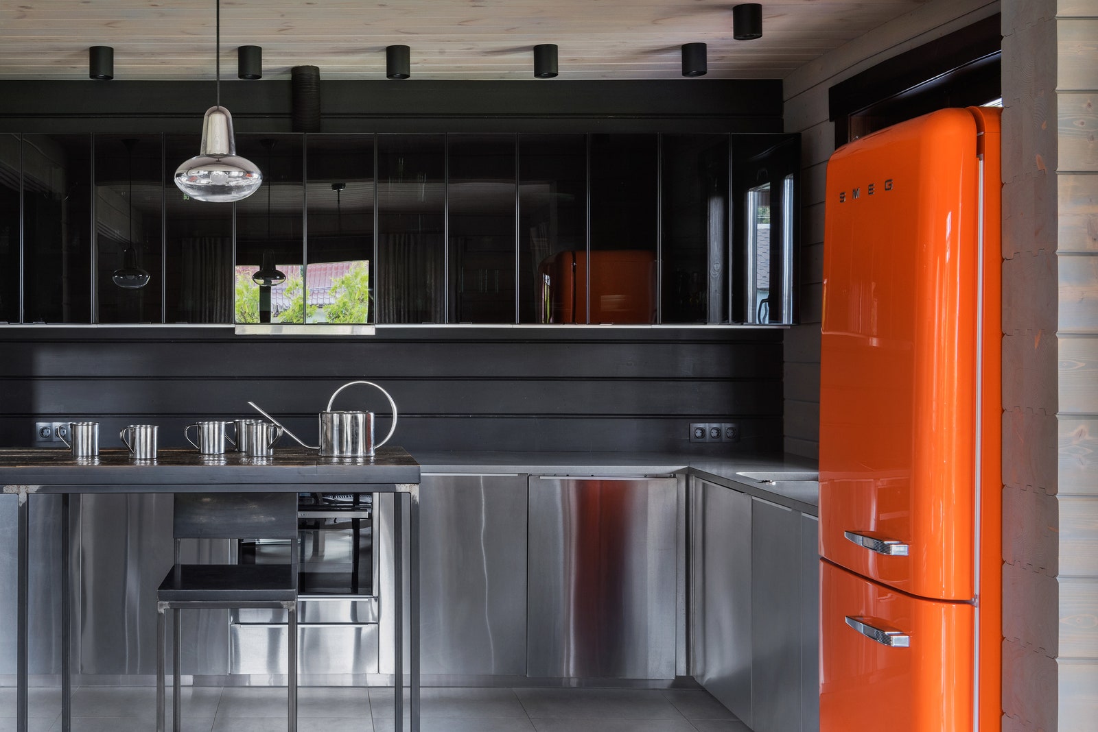 Кухня. Гарнитур IKEA барный стол и стулья Archpole оранжевый холодильник Smeg.