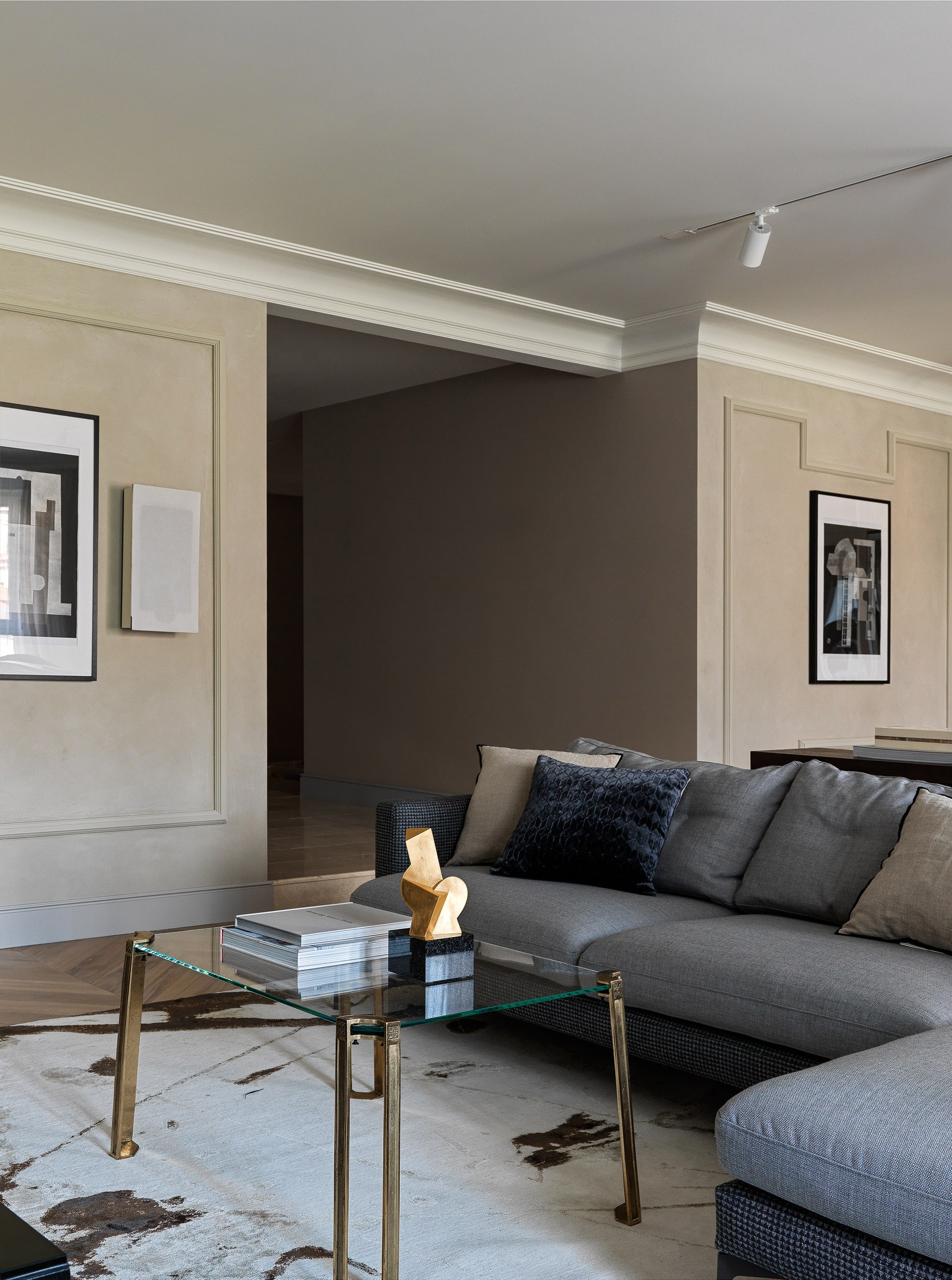 Фрагмент гостиной. Диван Saba декоративные подушки Ralph Lauren Home салон Yves Delorme и Zara Home.