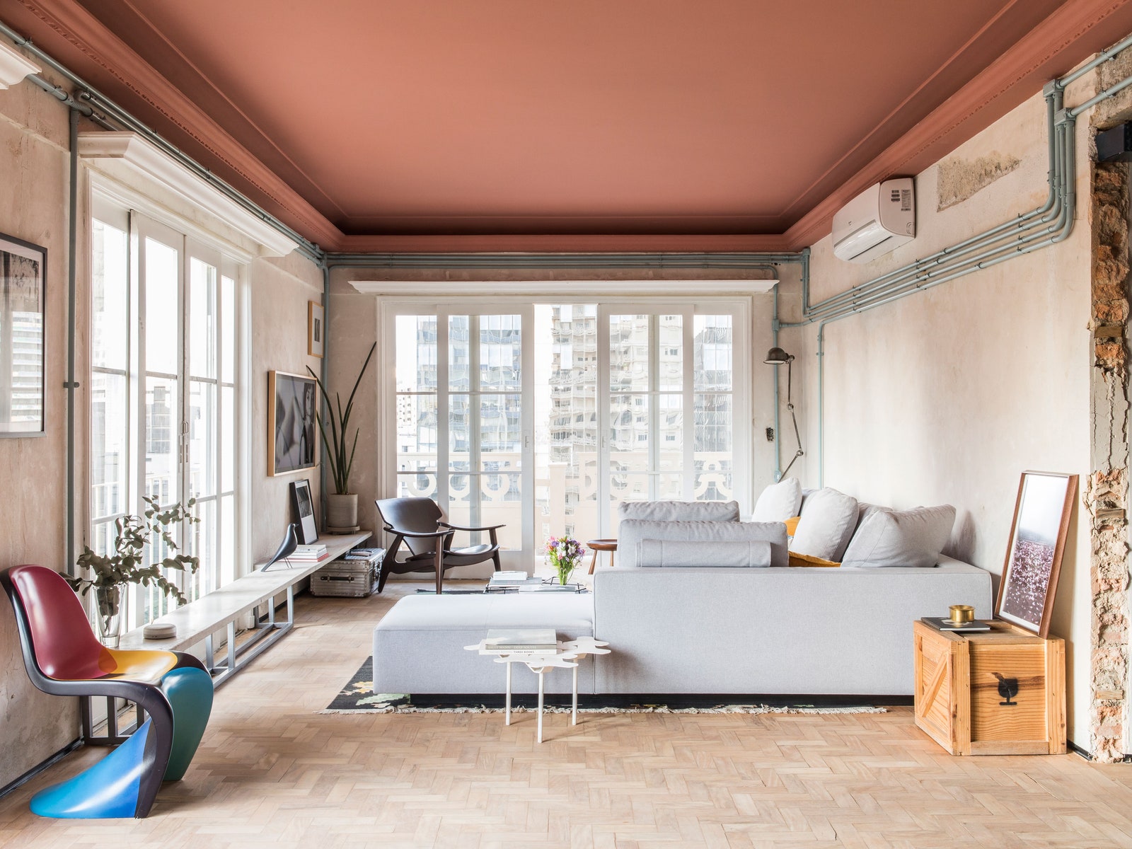 Квартира с оголенными стенами от студии SuperLimão, 160 м²