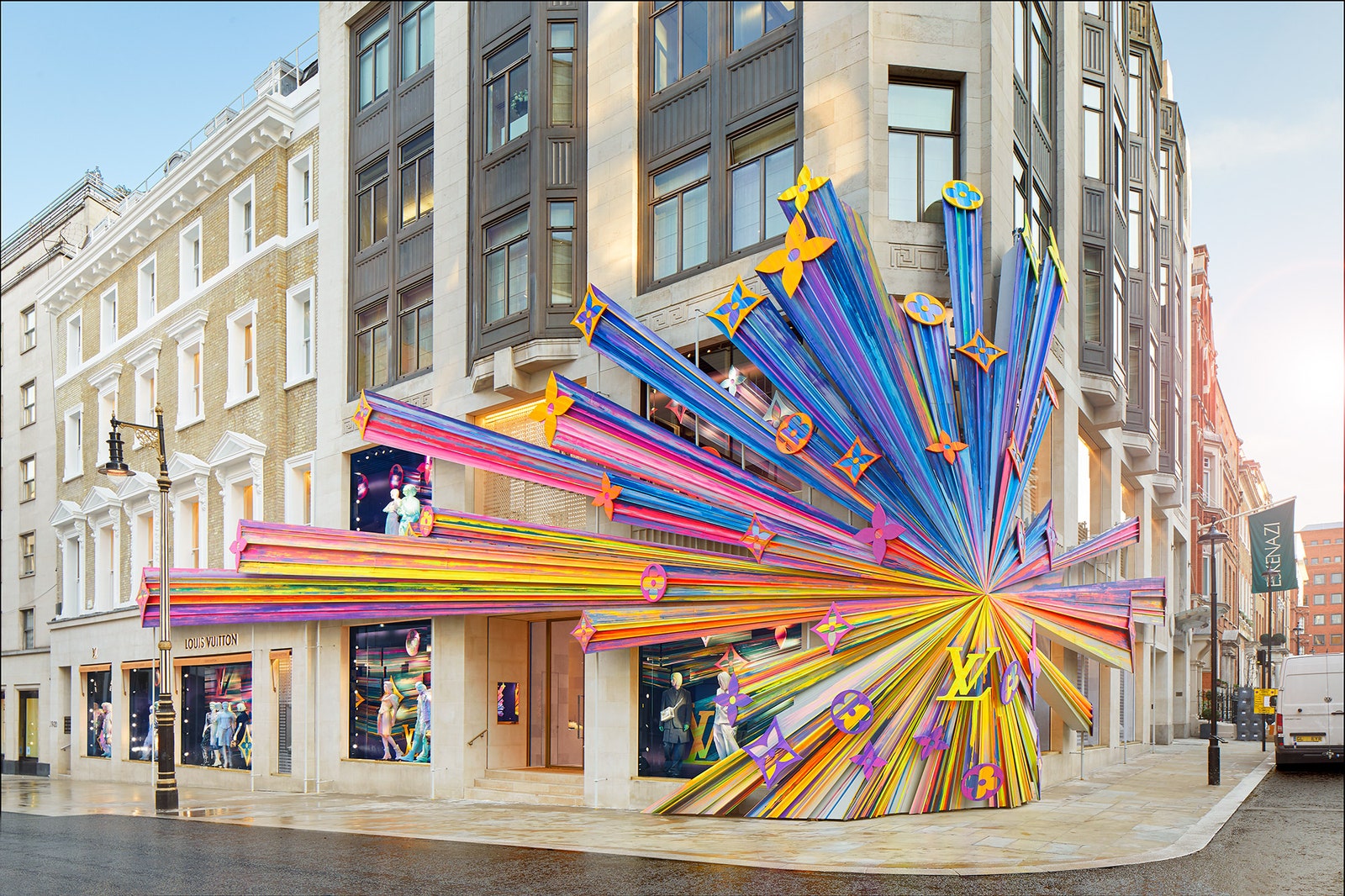 Обновленный бутик Louis Vuitton с инсталляцией от Питера Марино в Лондоне