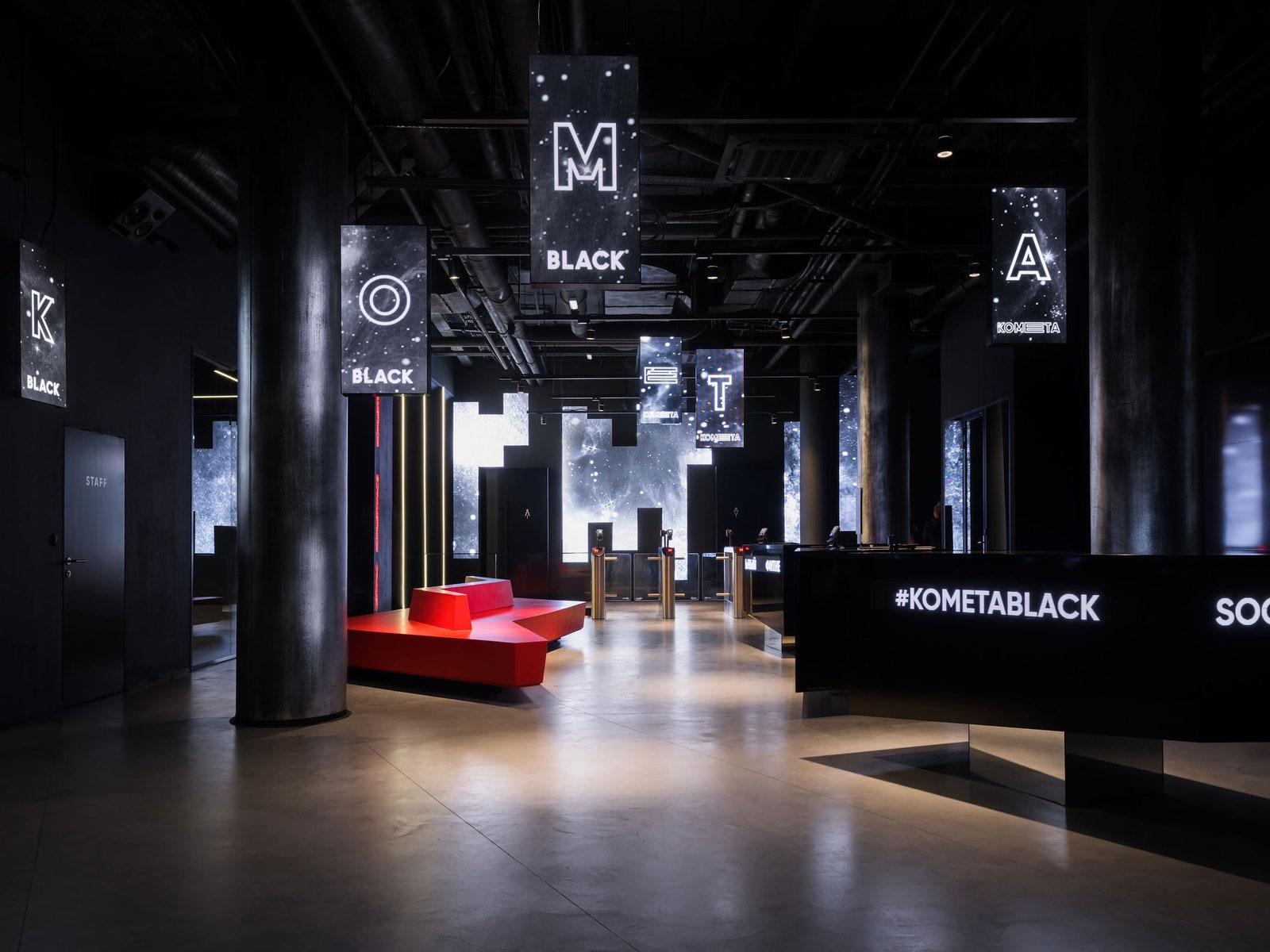 Московский фитнес-клуб с космическим интерьером