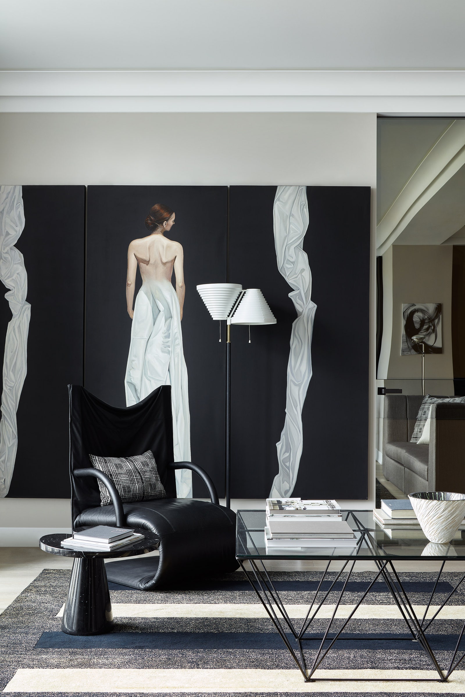 Стену в торце гостиной занимает триптих Натальи Гудович из галереи Omelchenko. Итальянское кресло 1960х годов из Repeat...