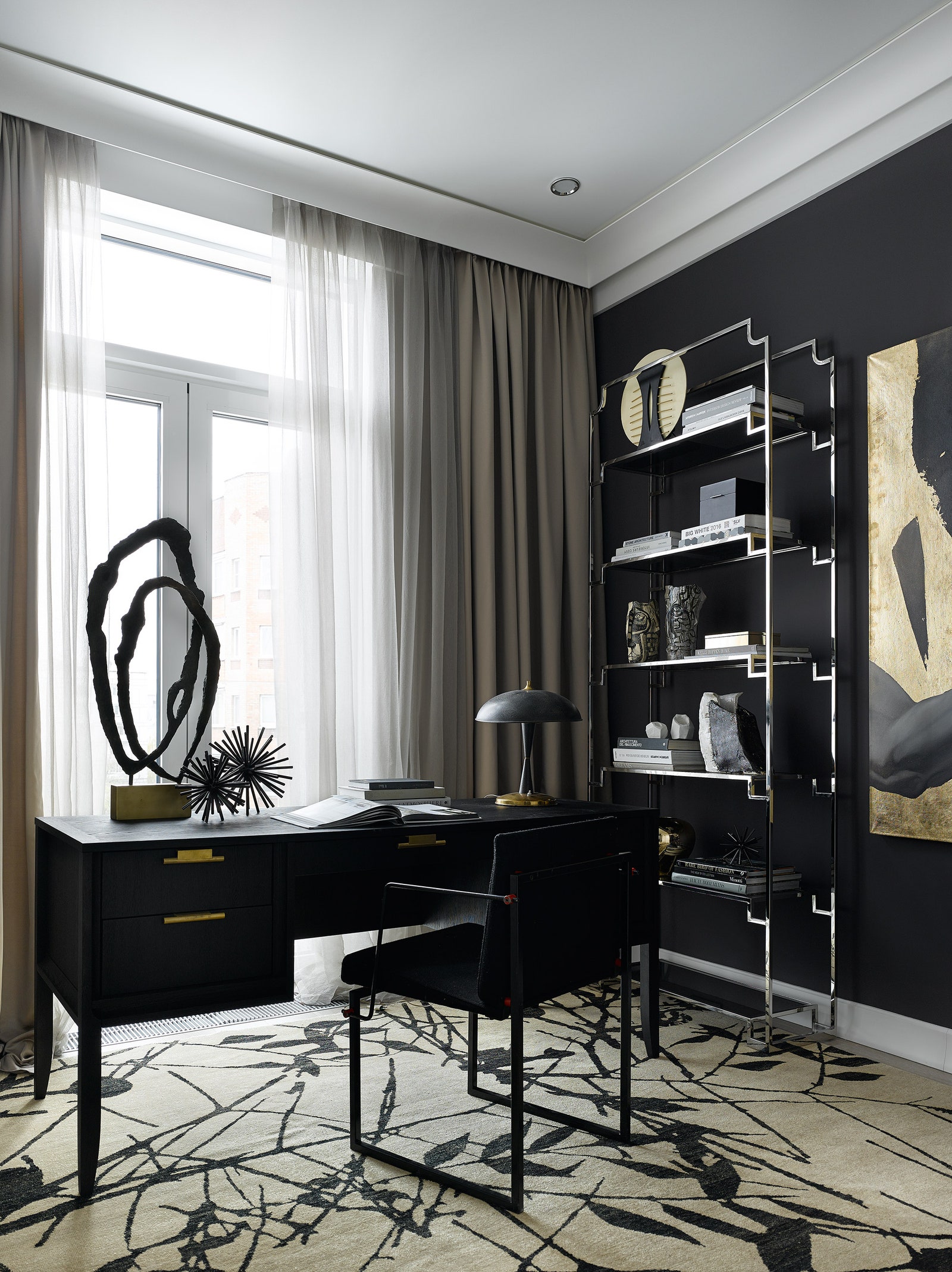 В кабинете стол Dantone Home стеллаж Ilhanes встроенная мебель изготовлена на заказ ковер MarkPatlisStudio стул...