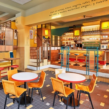Яркий пинчо-бар в Амстердаме по проекту Studio Modijefsky