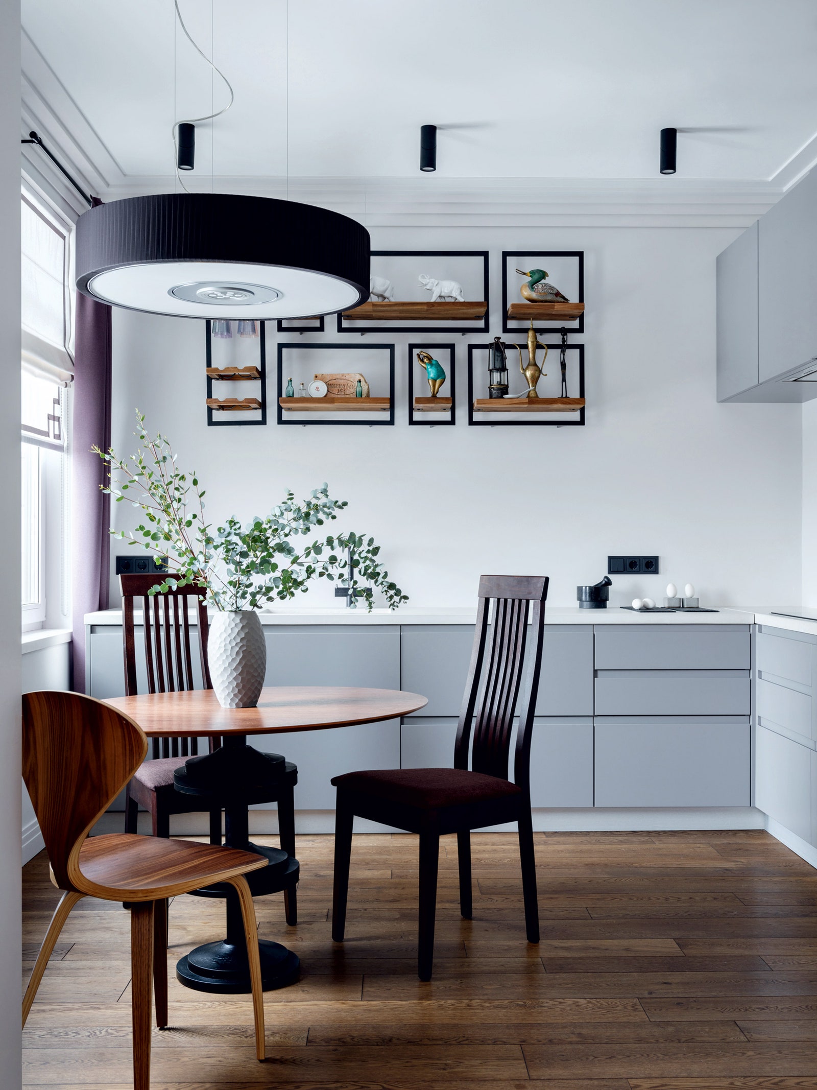 Кухня. Кухонный гарнитур и обеденный стол выполнены на заказ по эскизу дизай­нера люстра Grok Spin LEDSC4.