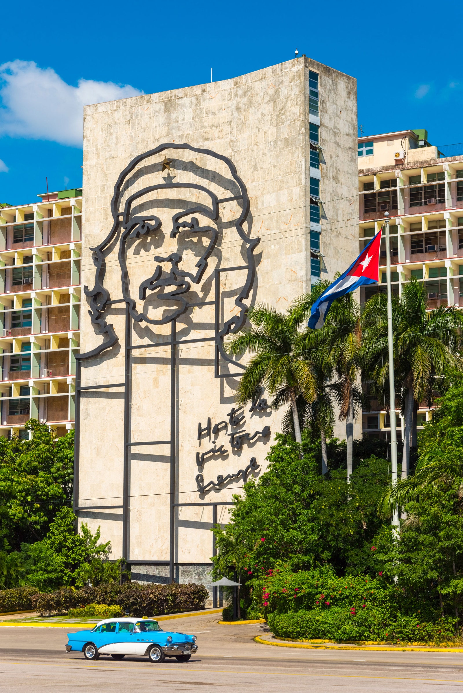 Изображение Че Гевары на здании Министерства иностранных дел.