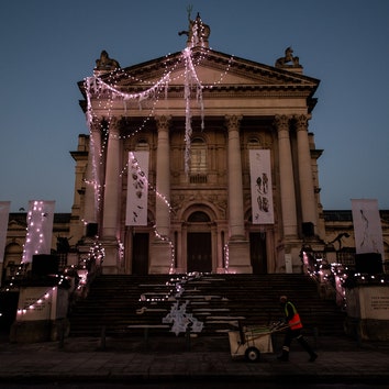 Постапокалиптическое Рождество: праздничный декор Tate Britain