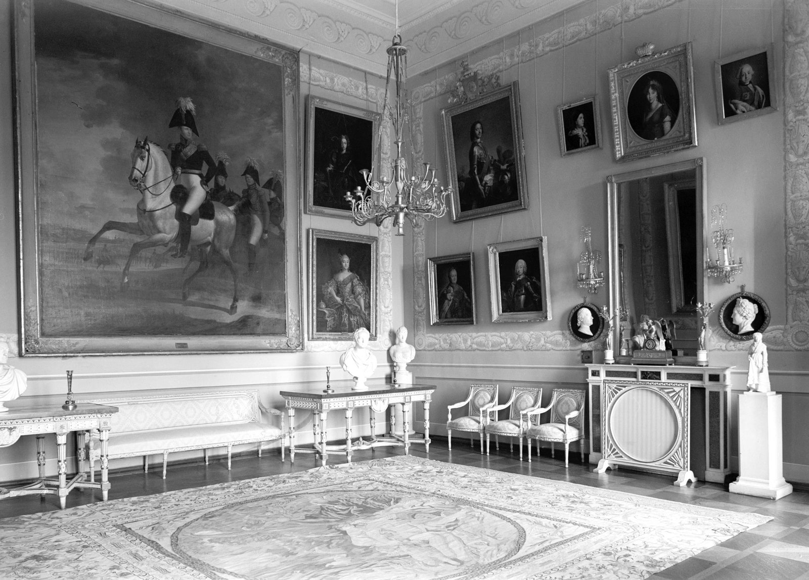 20 июня 1954 г. Интерьер императорского зала в главном доме дворцовопаркового ансамбля quotАрхангельскоеquot конца XVIII...