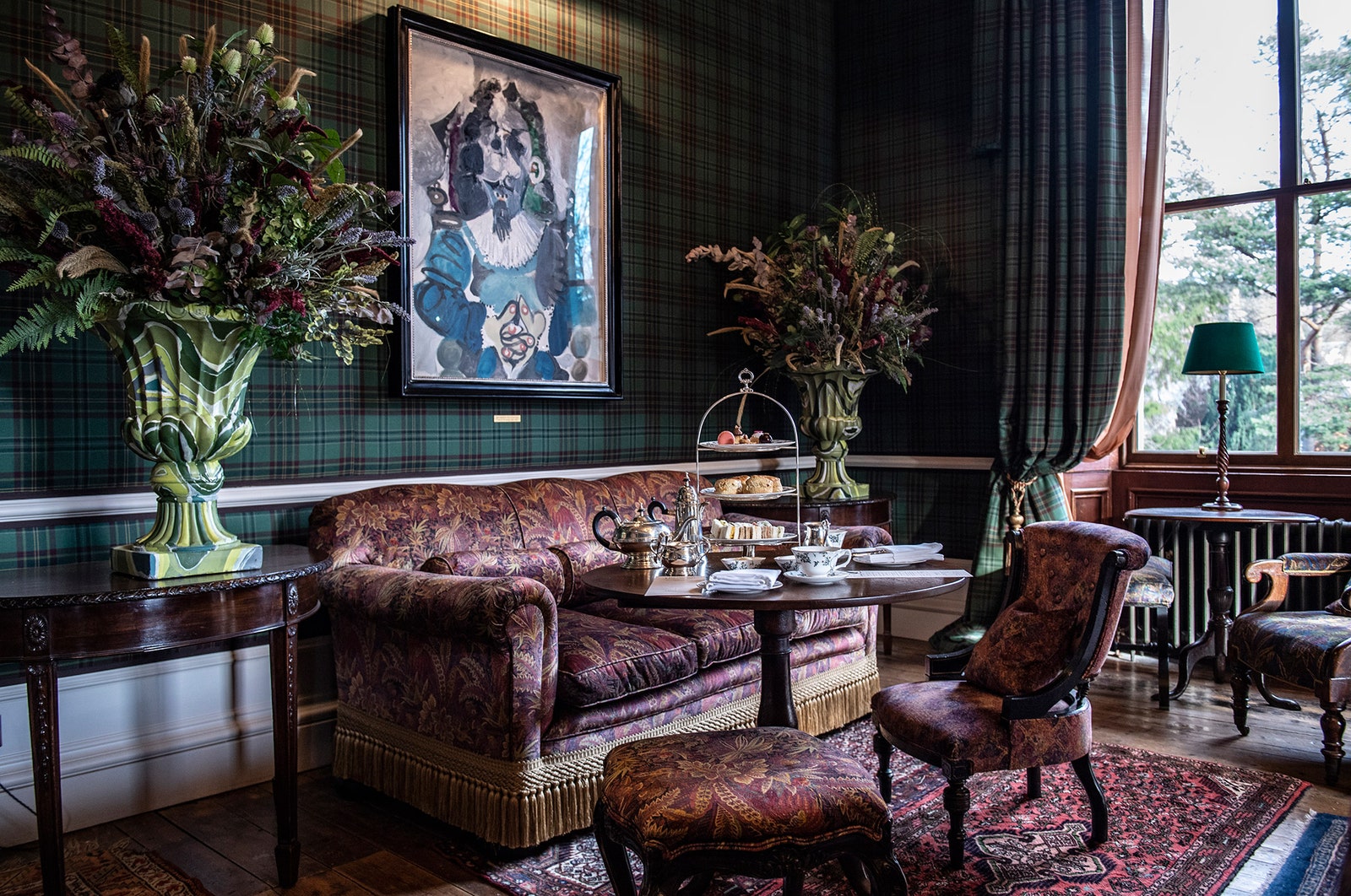 Классический отель с современным искусством в Шотландии