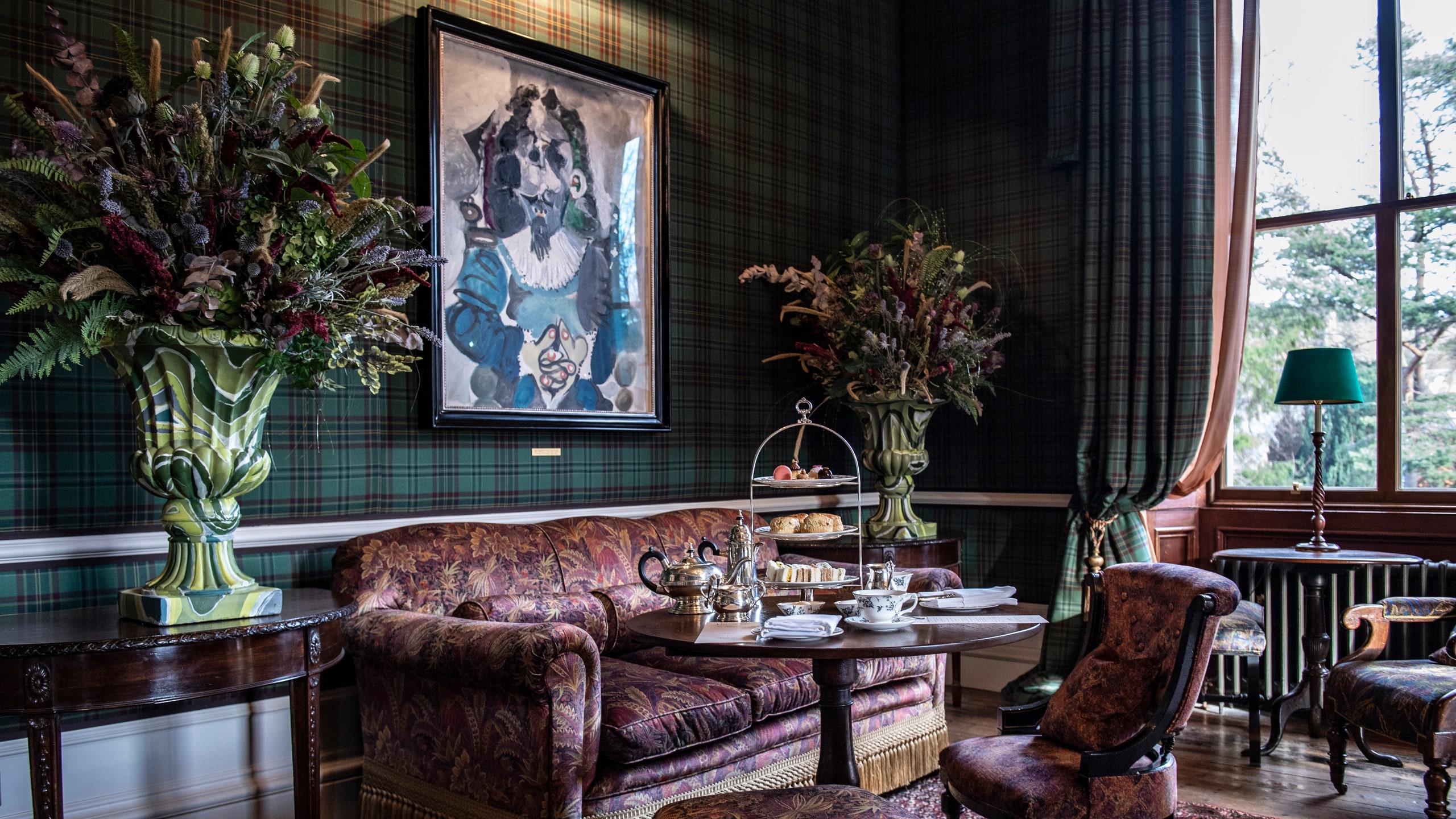 Классический отель с современным искусством в Шотландии