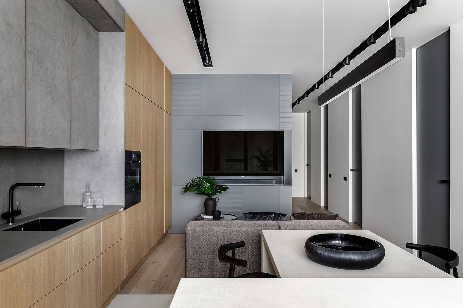 Кухнягостиная. Облицовка стены с TV Moss Interiors диван изготовлен на заказ компанией Vysotka Home блюдо Guaxs графин и...