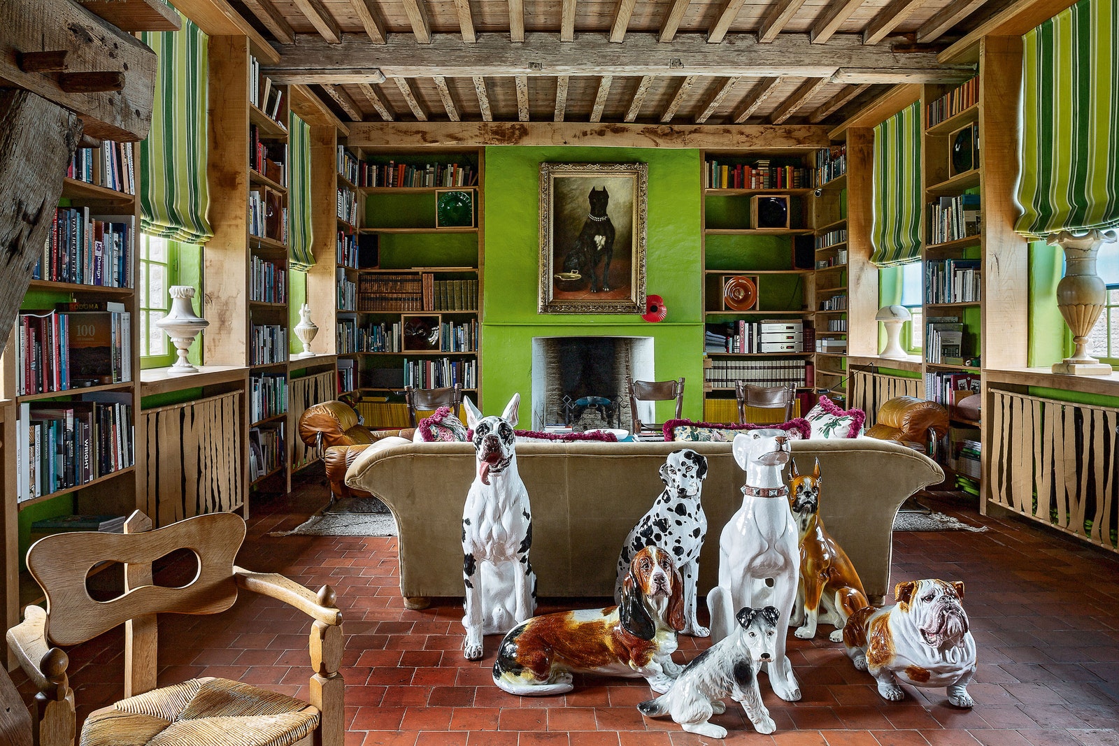 Библиотека. ЖанФилипп Демейер собирает коллекцию керамических собак — он родился в год Собаки по китайскому гороскопу...