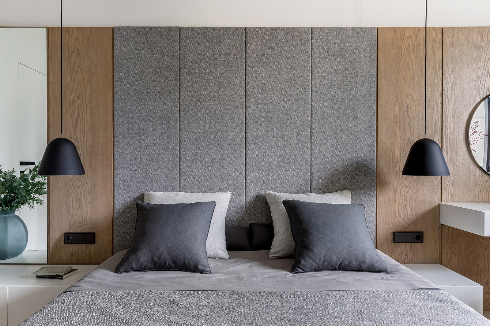 Спальня. Кровать и панели изготовлены на заказ компанией Moss Interiors текстиль Vysotka Home.