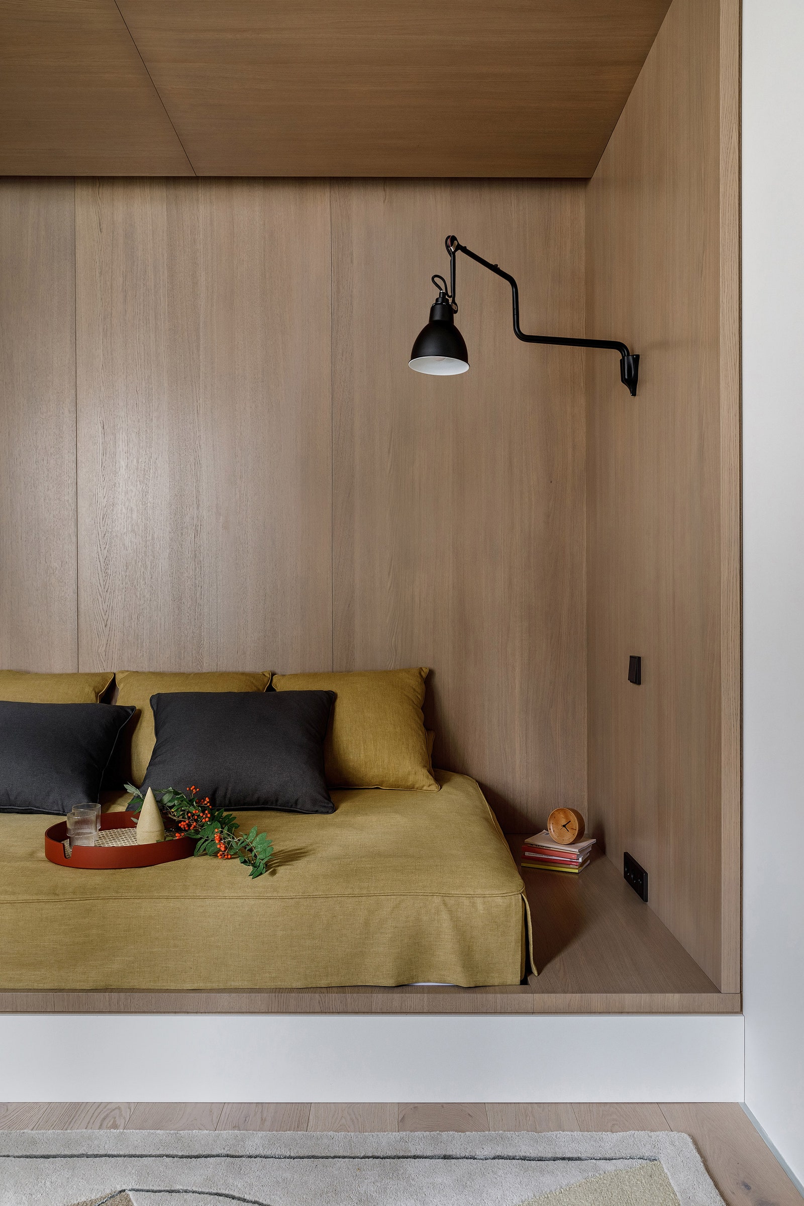 Фрагмент детской. Панели изготовлены на заказ компанией Moss Interiors бра Lampe Gras ковер Linie Design текстиль...