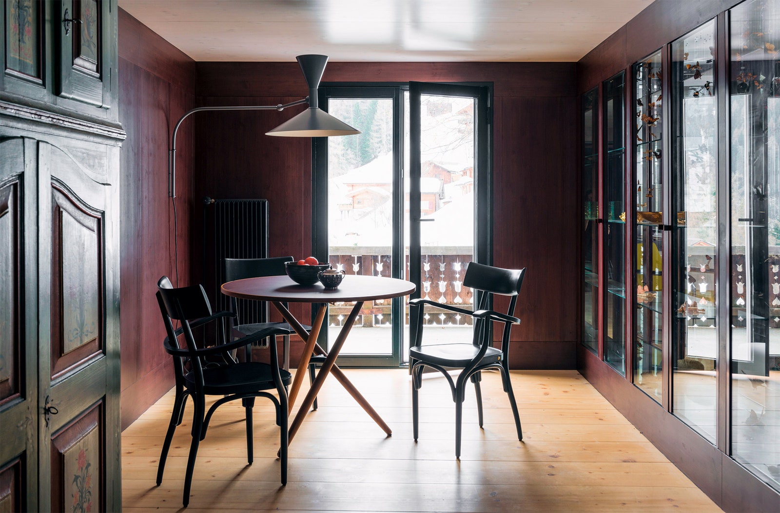 Комната для завтраков. Обеденный стол по дизайну Йюрга Балли для Horgenglarus стулья этой же фирмы остались со времен...