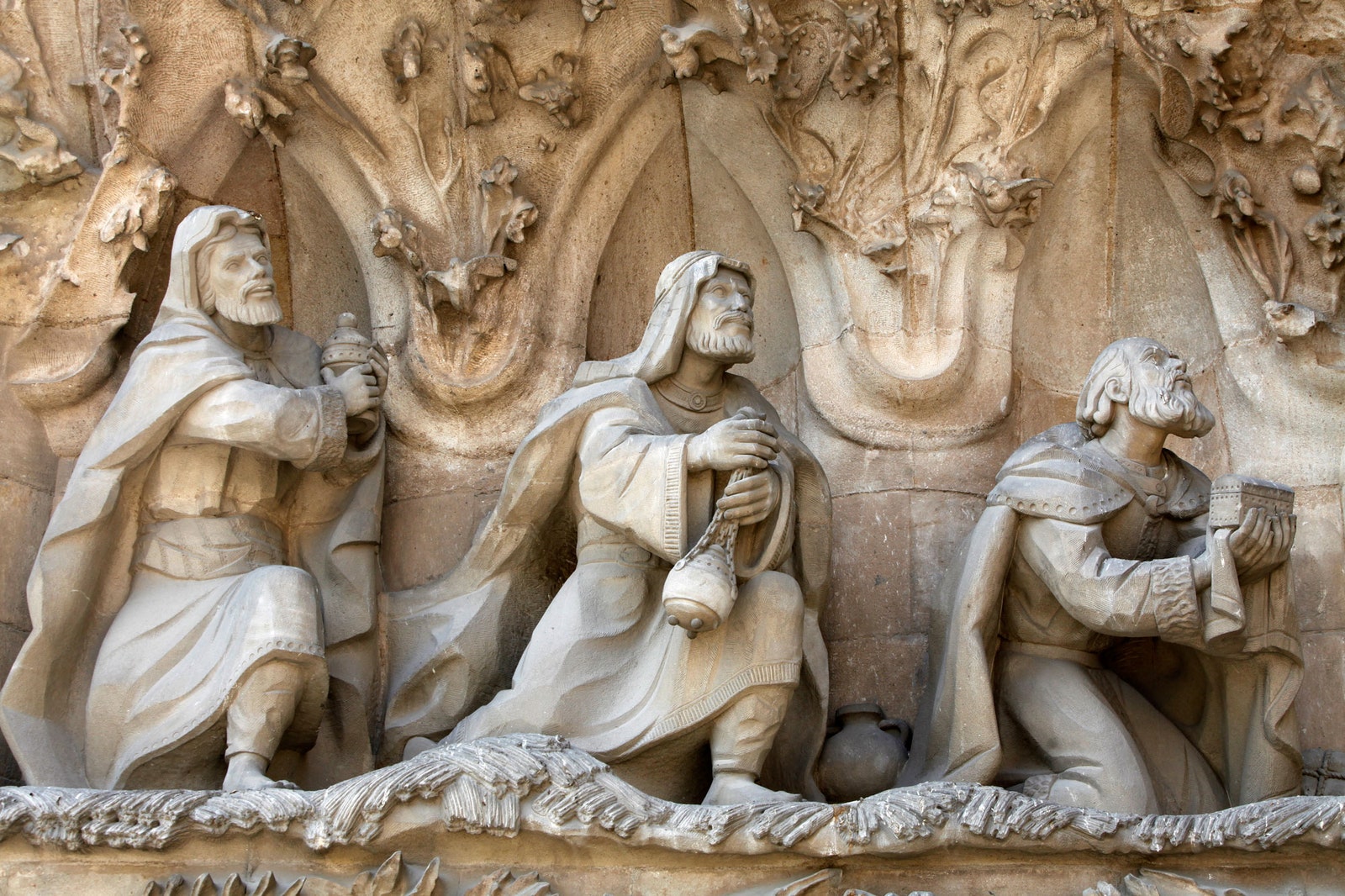 Скульптурное изображение Королейволшебников на фасаде храма Святого Семейства.