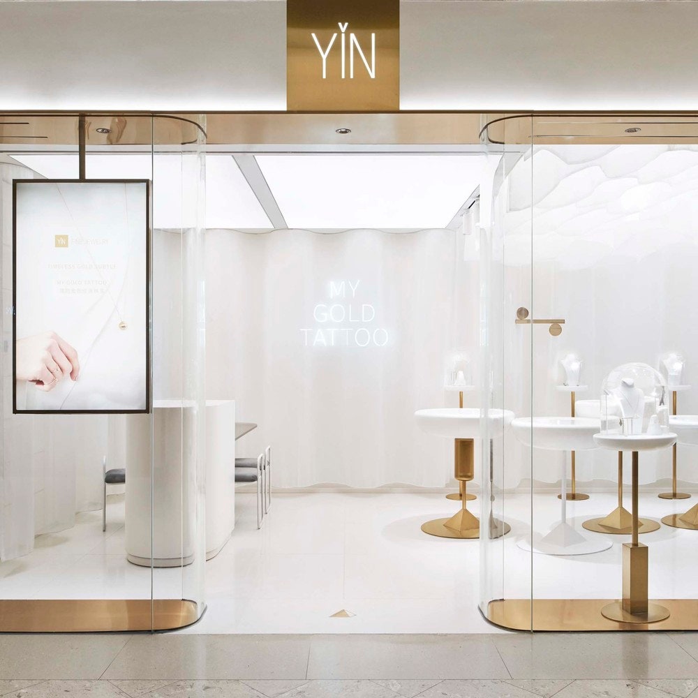 Белый с золотом ювелирный бутик в Китае