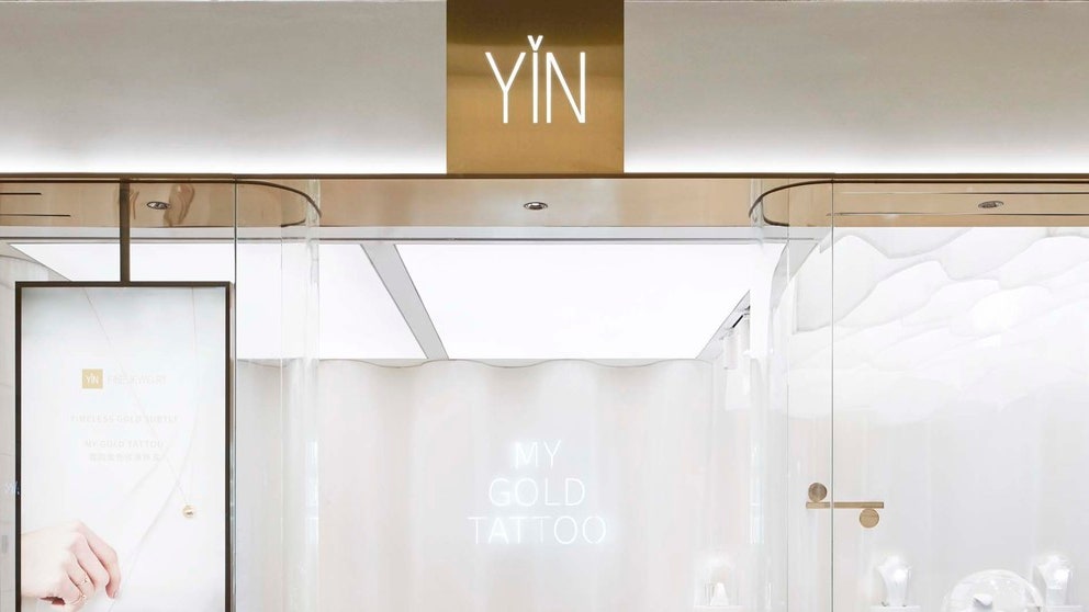 Белый с золотом ювелирный бутик в Китае