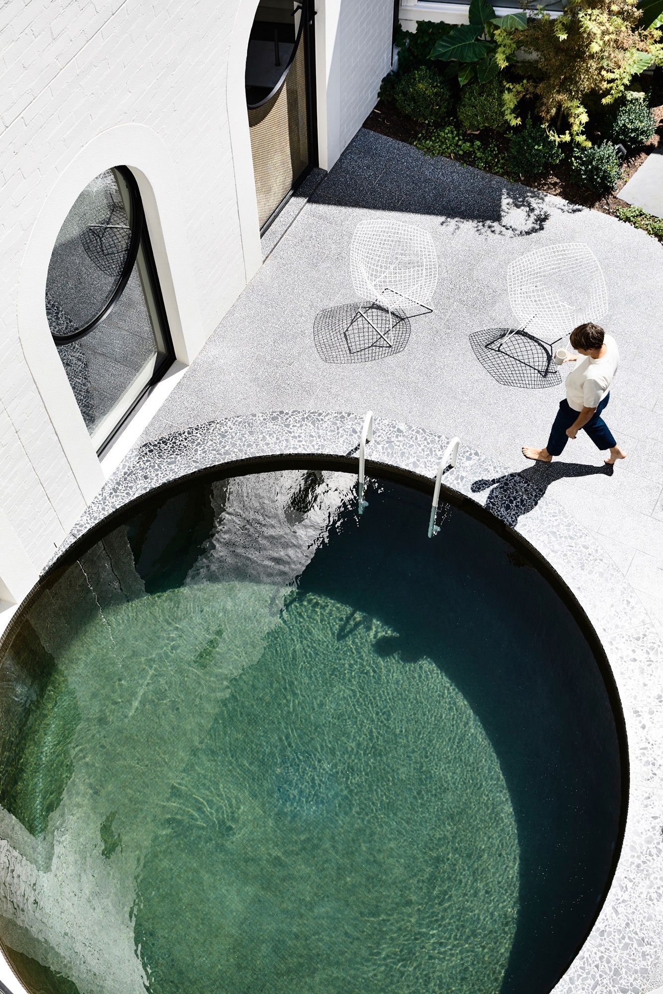 Дом с иллюминаторами и круглым бассейном в Мельбурне