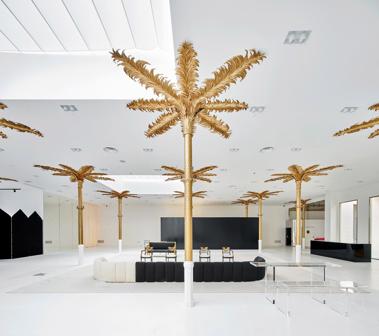 Универмаг с золотыми пальмами в Барселоне