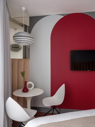 Апартамент № 1. Подвесной светильник надnbspстолом Belid стулья Bo Concept вазы наnbspстоле Barcelona Design.   .