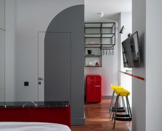 Апартамент № 3. Холодильник Smeg подвесной стеллаж изnbspметалла выполнен наnbspзаказ поnbspэскизам дизайнеров.