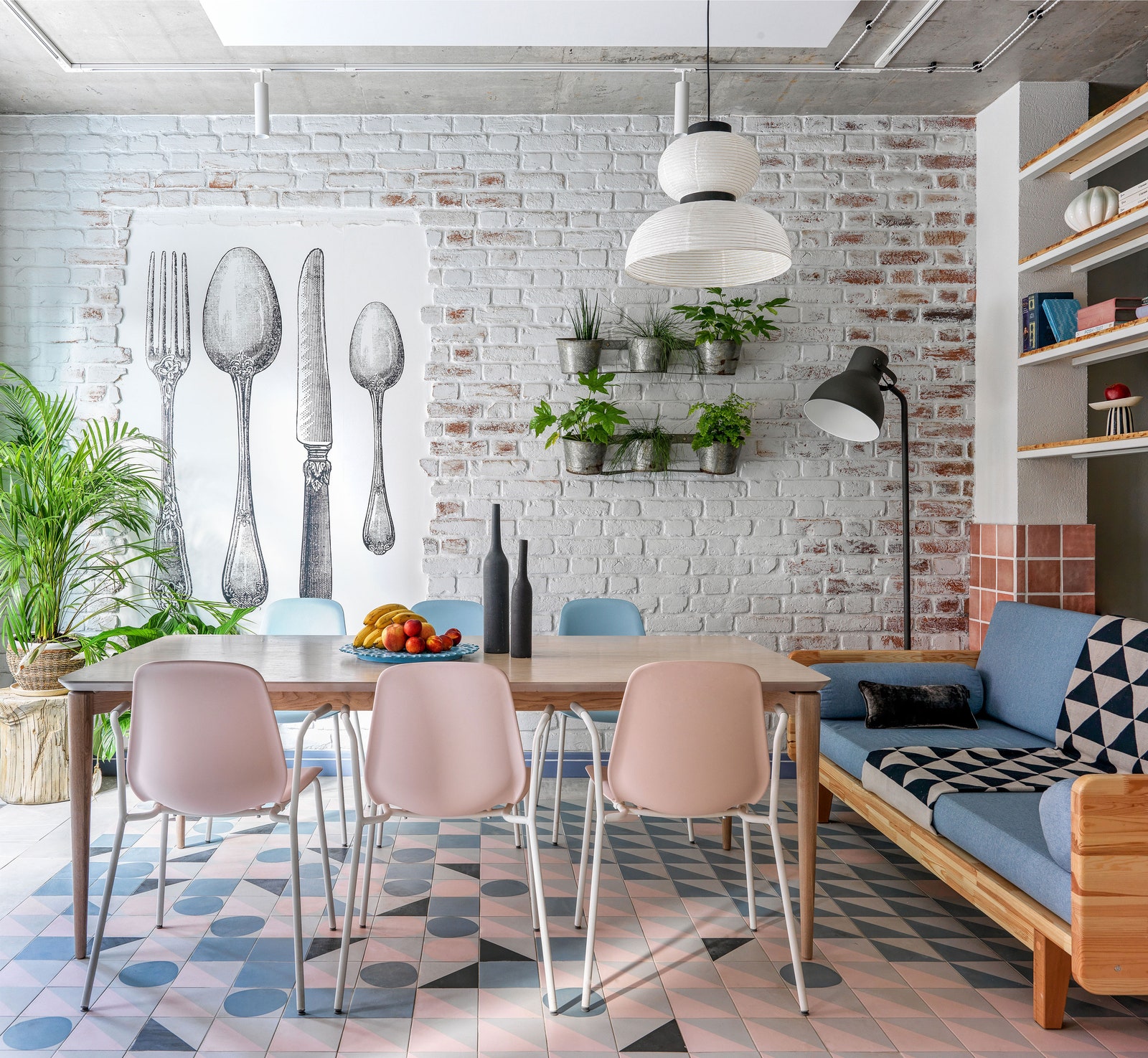 Столовая. Стулья торшер и плед все IKEA стол SK Design на нем блюдо Ceramum и бутылки Zara Home диван Divan.ru люстра...