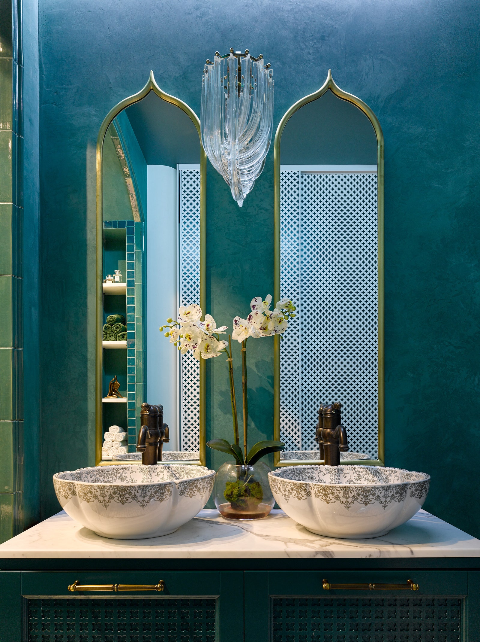 Ванная комната. Зеркала с окантовкой из латуни и подстолье для раковины сделаны на заказ сантехника Nicolazzi. Стены...