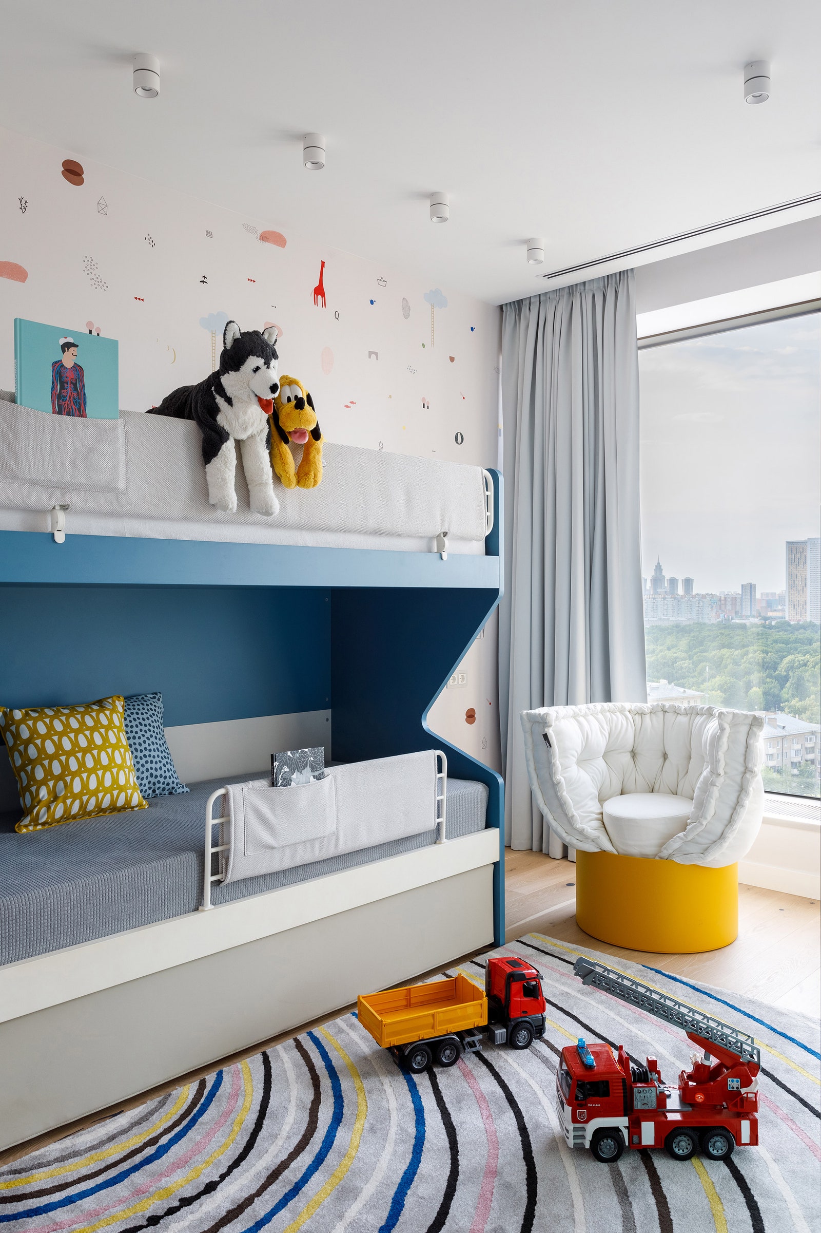 Детская. Кровать обои Nidi пуфы Milano Home Concept подушки Designboom желтое кресло Lago.