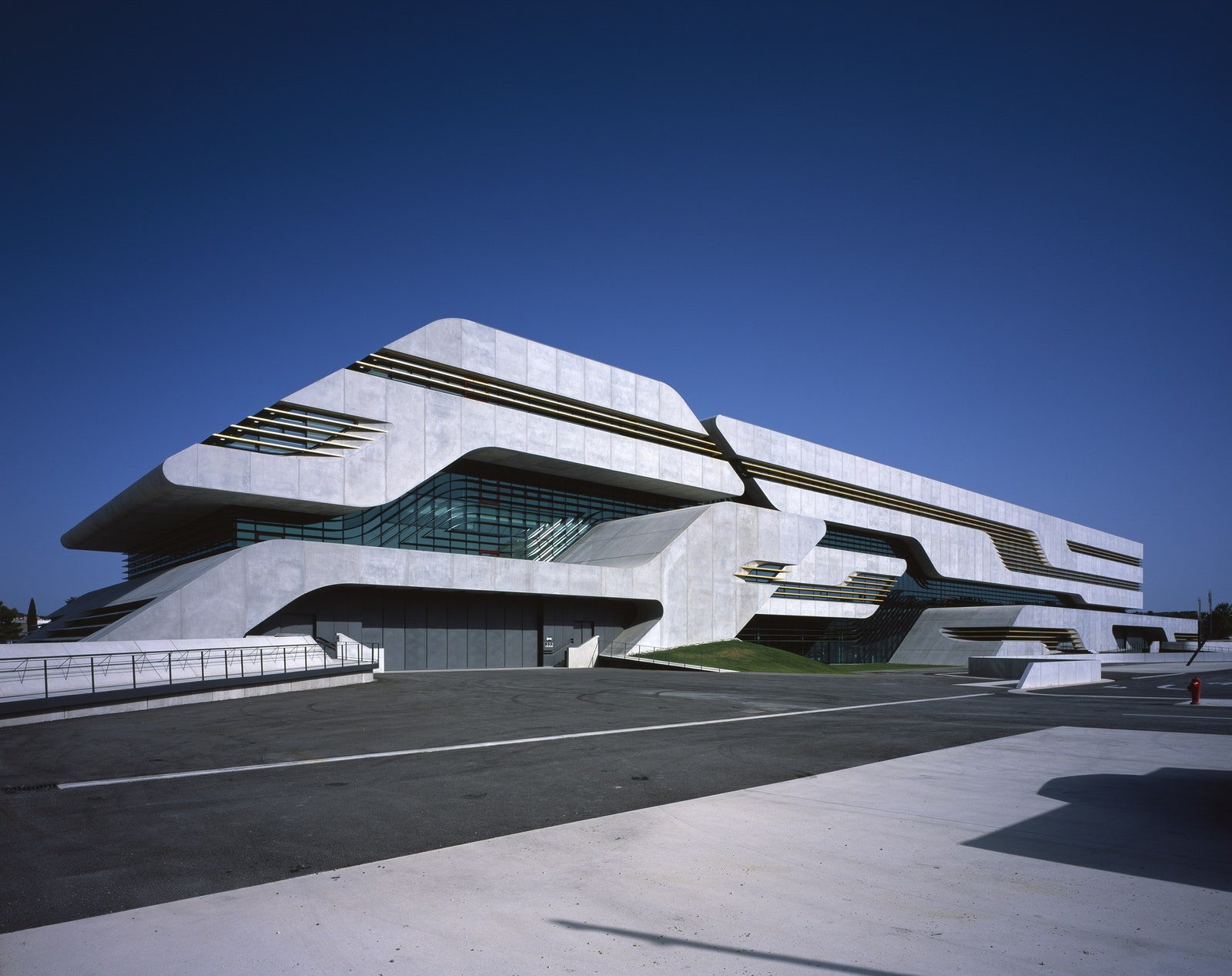 Вторжение архитектуры: аэропорт Дасин и другие проекты Захи Хадид в Китае