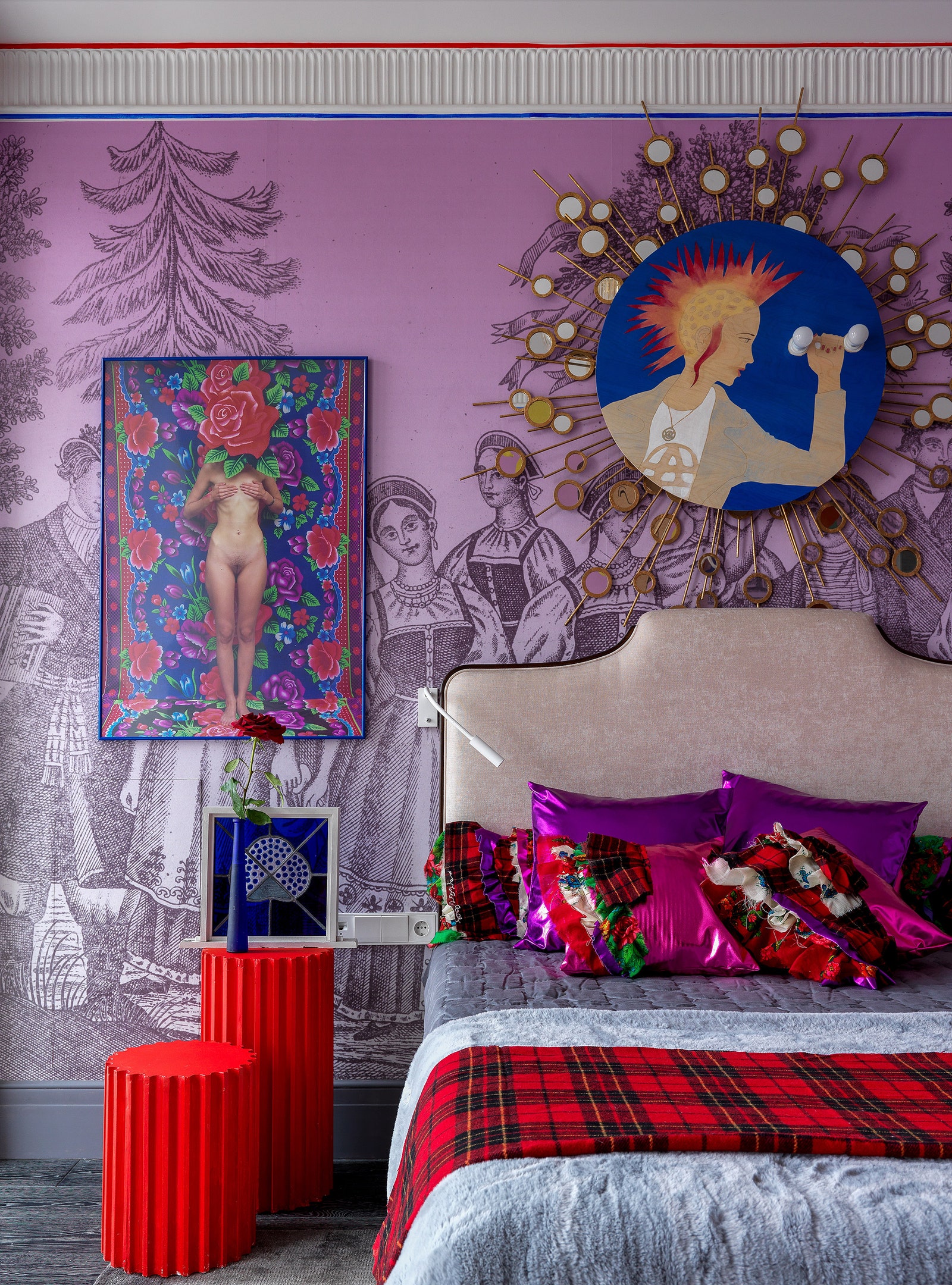 Фрагмент спальни. Кровать Caracole текстильное оформление выполнено по эски­зам дизайнеров. На фоне зеркала­солнца —...
