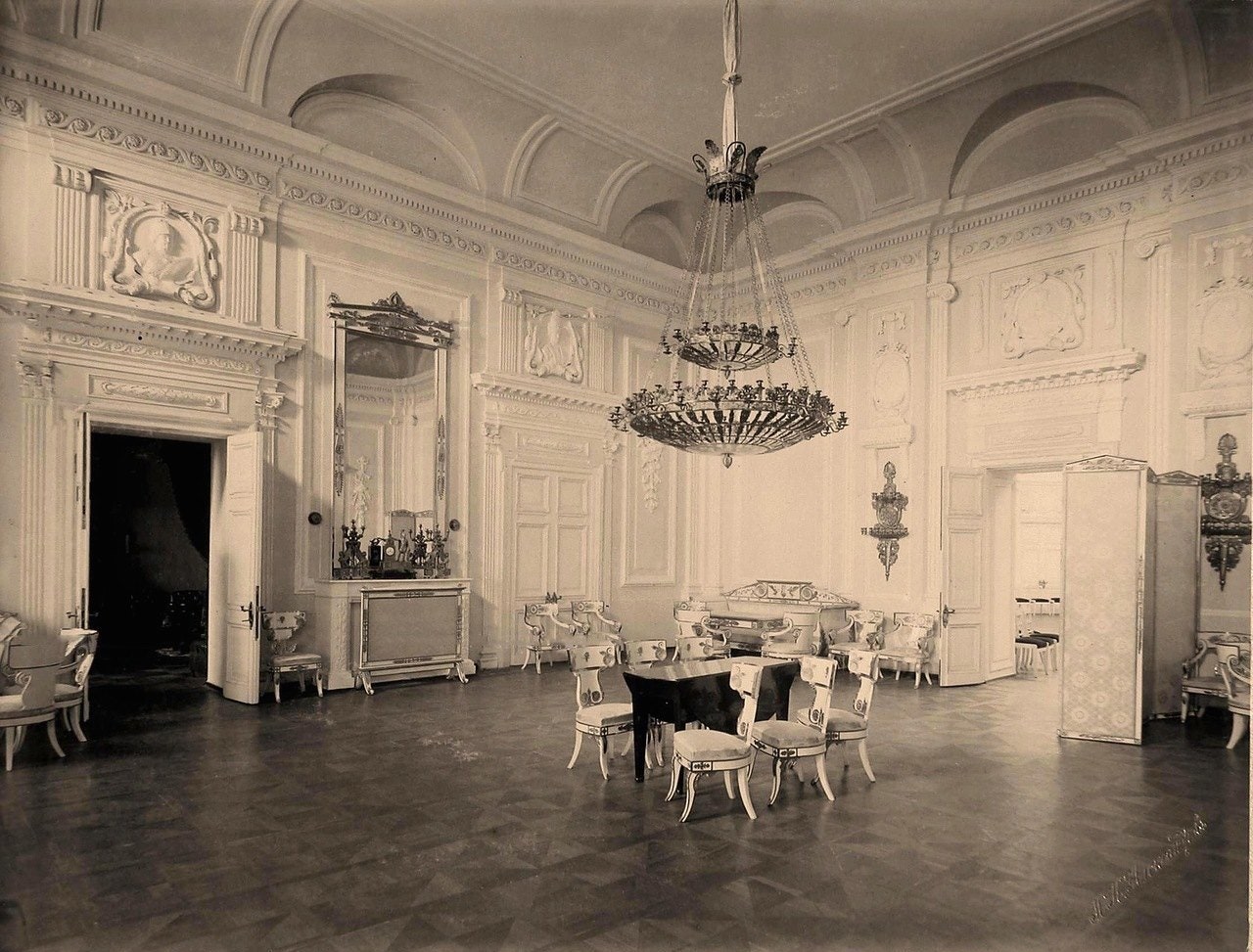 Интерьер одного из залов Петровского путевого дворца 1896 год.
