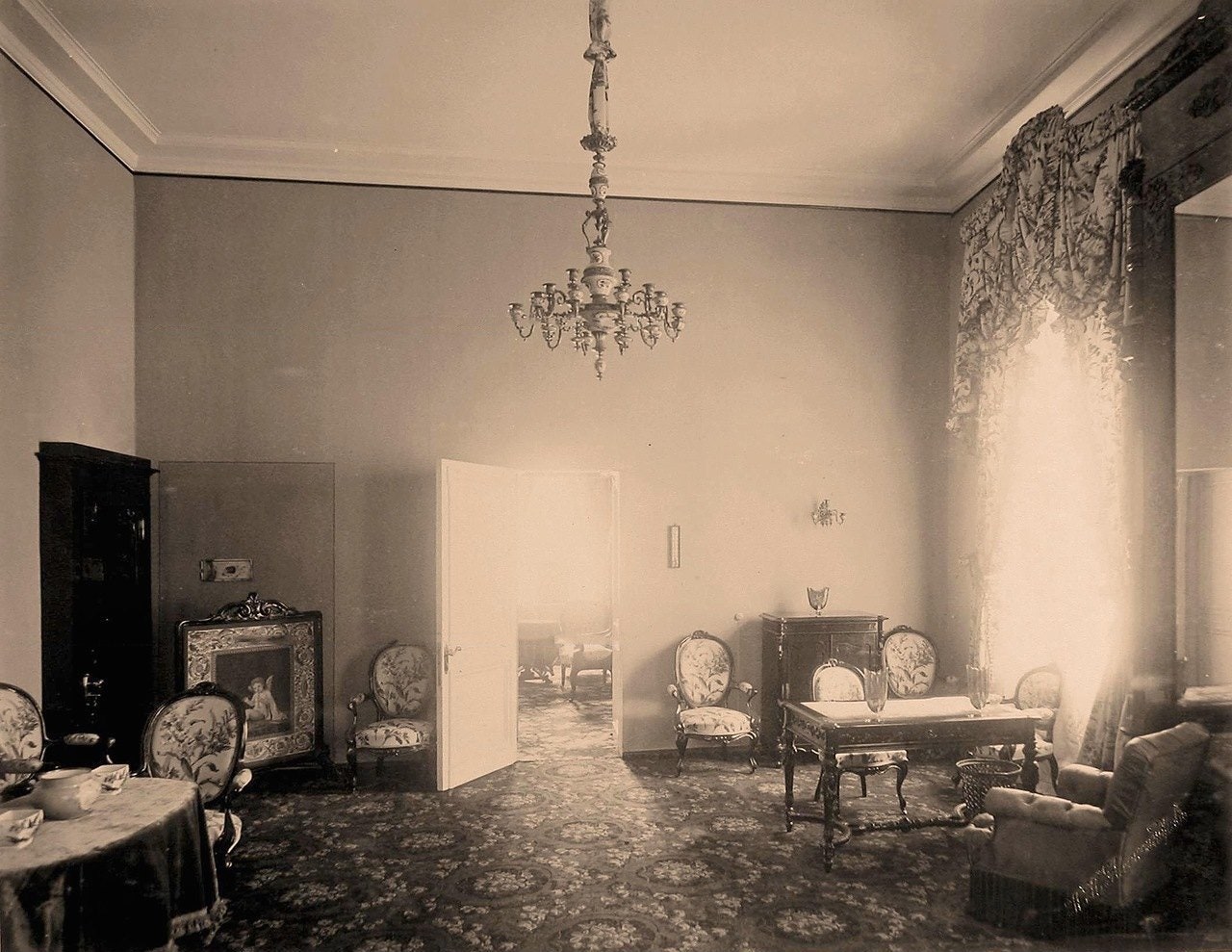 Интерьер гостиной в Петровском путевом дворце 1896 год.