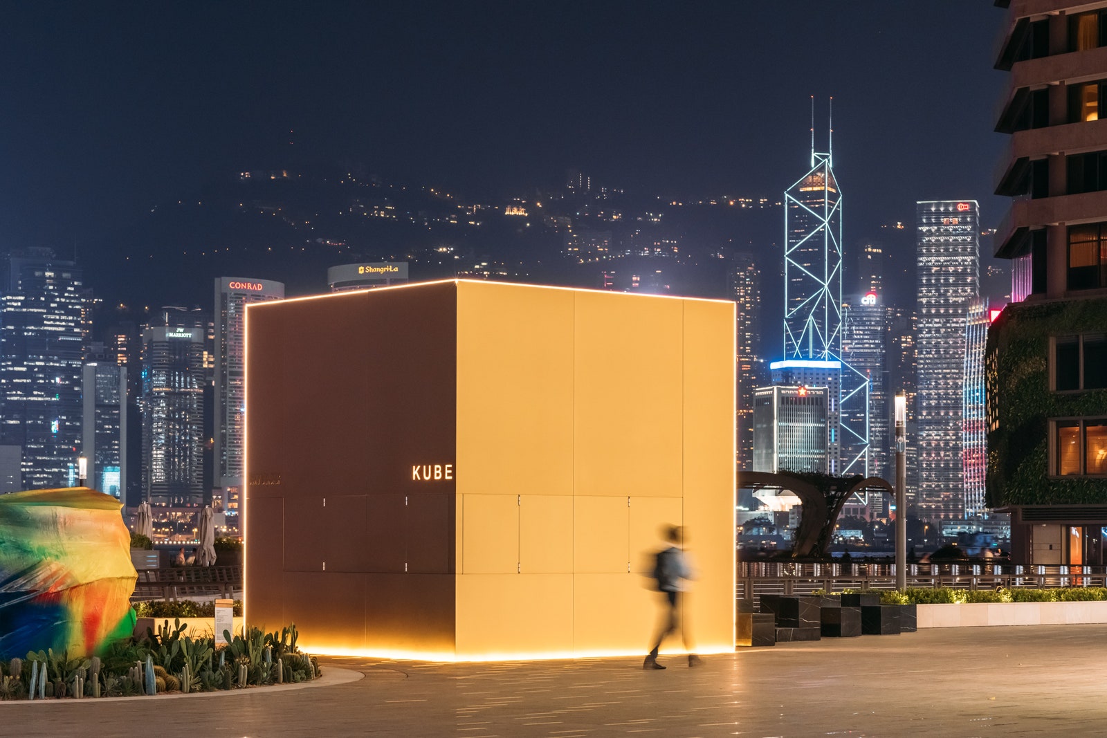Функциональная инсталляция от OMA на набережной в Гонконге