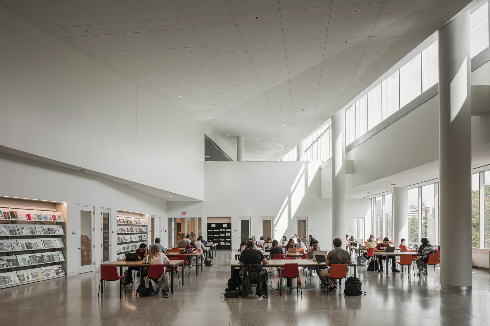 В Темпльском университете открылась новая библиотека по проекту Snøhetta