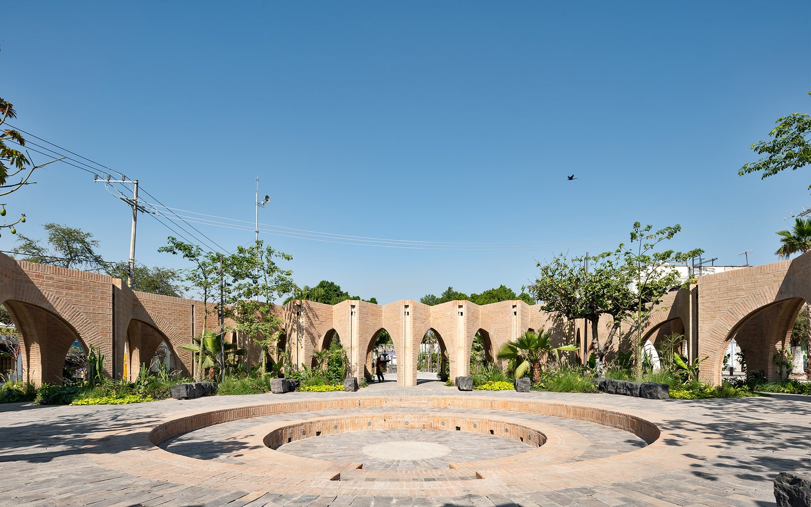 Новая общественная площадь с садом в Хохутле