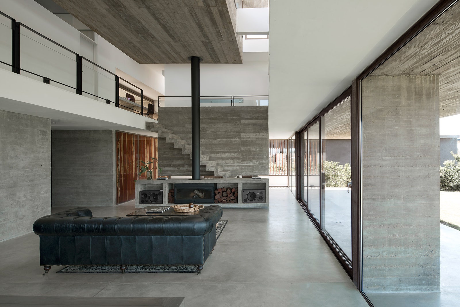 Архитектурный проект бруталистского бетонного дома в СанРафаэле