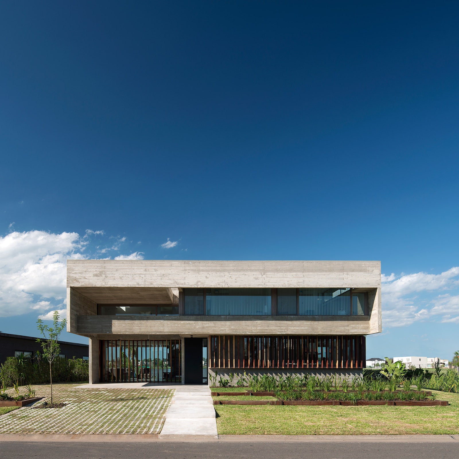 Архитектурный проект бруталистского бетонного дома в СанРафаэле