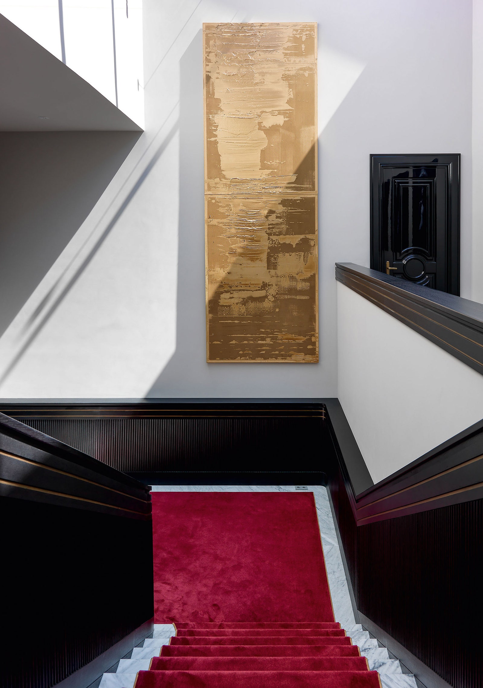 Парадная лестница. Картина Пьера Бонфия из серии Bronze из галереи Fifth Avenue ковровая дорожка Art de Vivre.