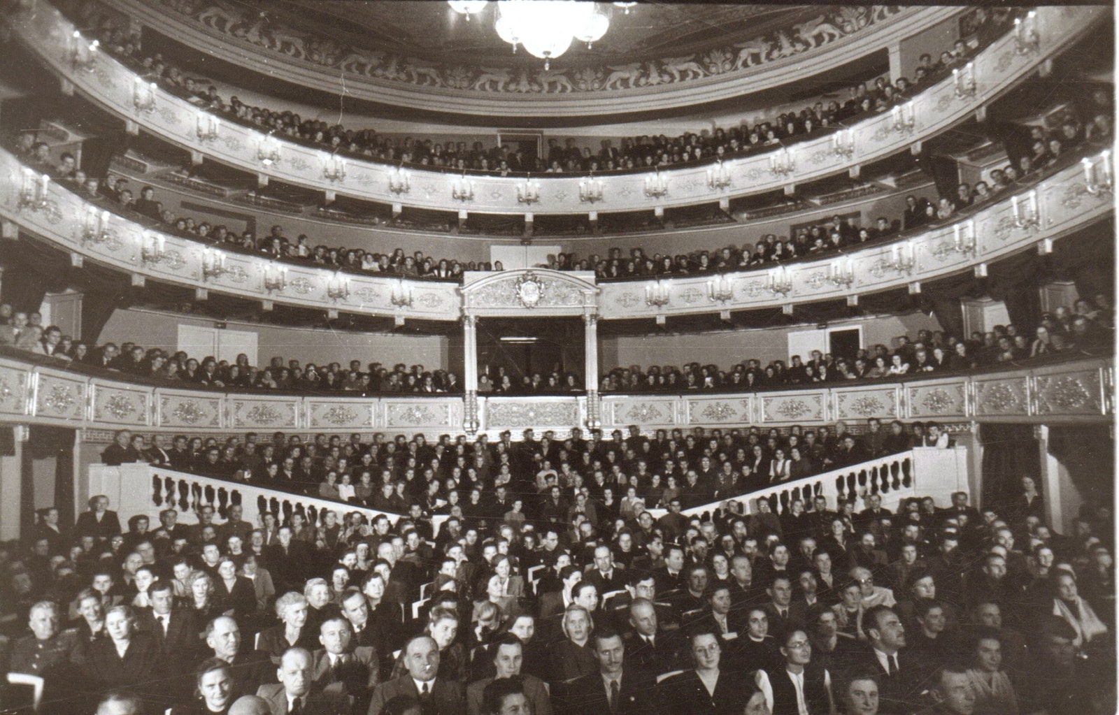 Зрительный зал театра. 27 октября 1949 года.