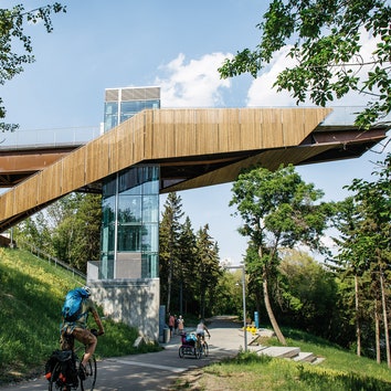 Смотровая площадка-мост с фуникулером и лифтом в Канаде