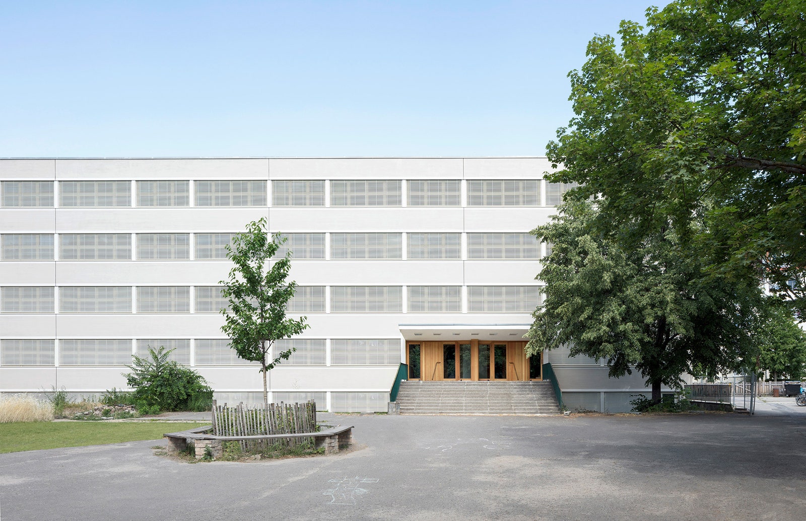Реконструкция школы 70х годов в Берлине