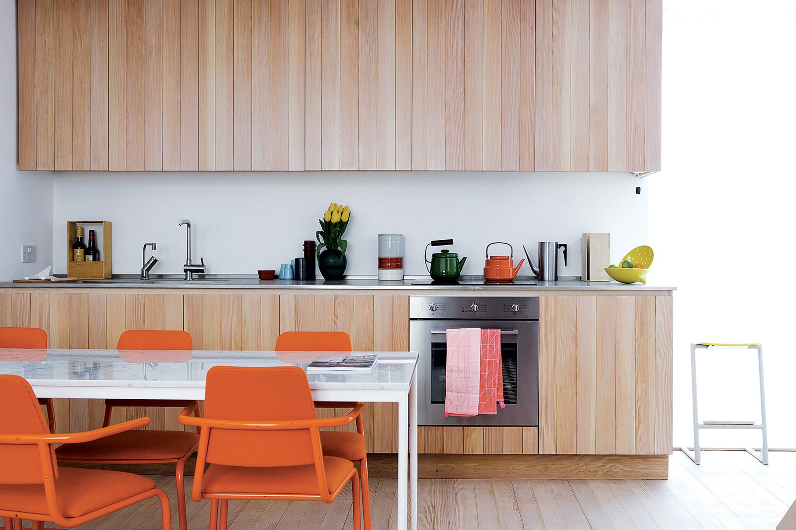 Кухня. Фасады кухонных шкафов сделаны из пихты. Хозяйка коллекционирует чайники оранжевый и зеленый она купила в Дании.