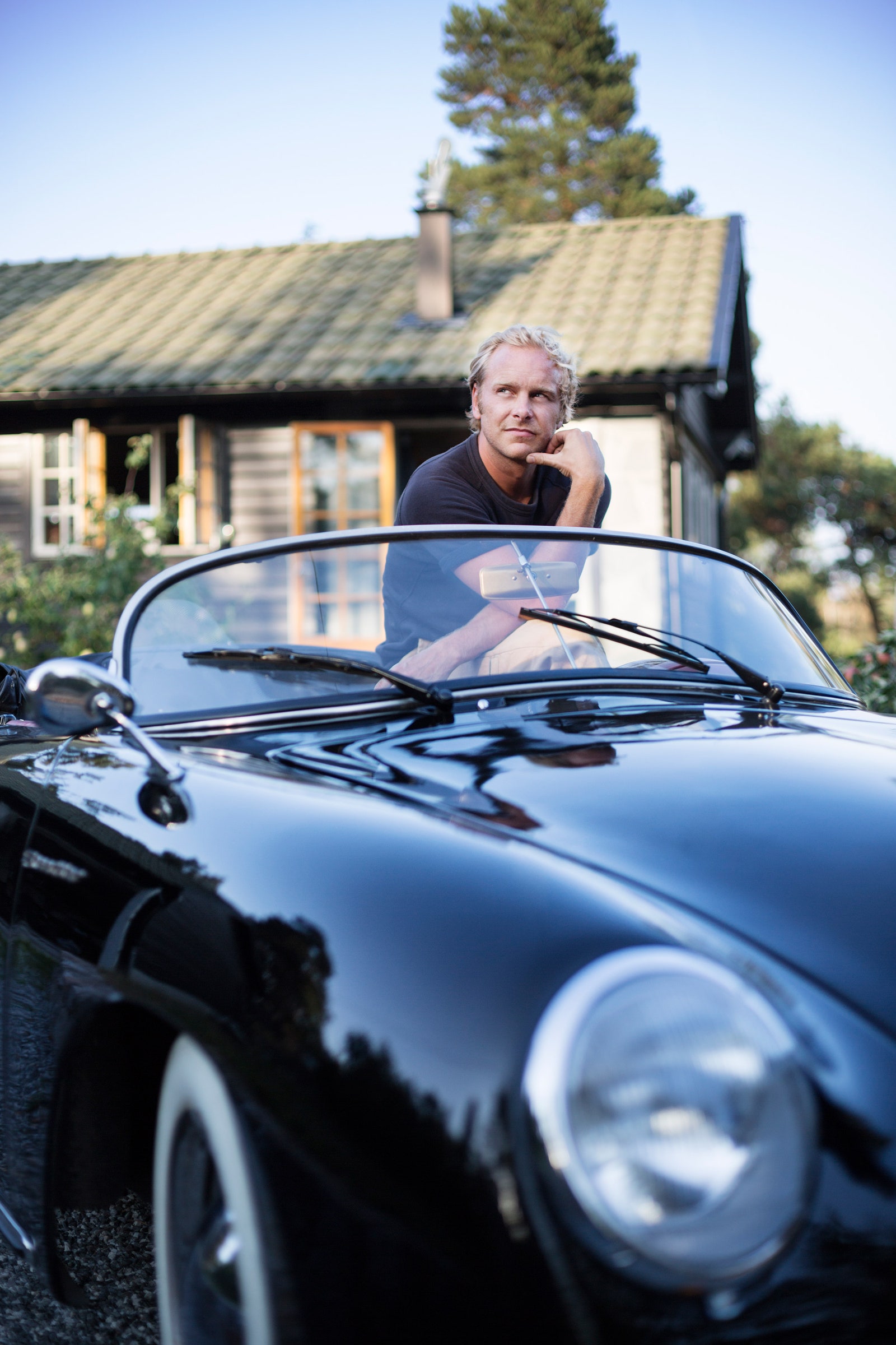 Фотограф Калле Густафссон напротив своего дома. Он водит Porsche Cabriolet 356 Hipster.