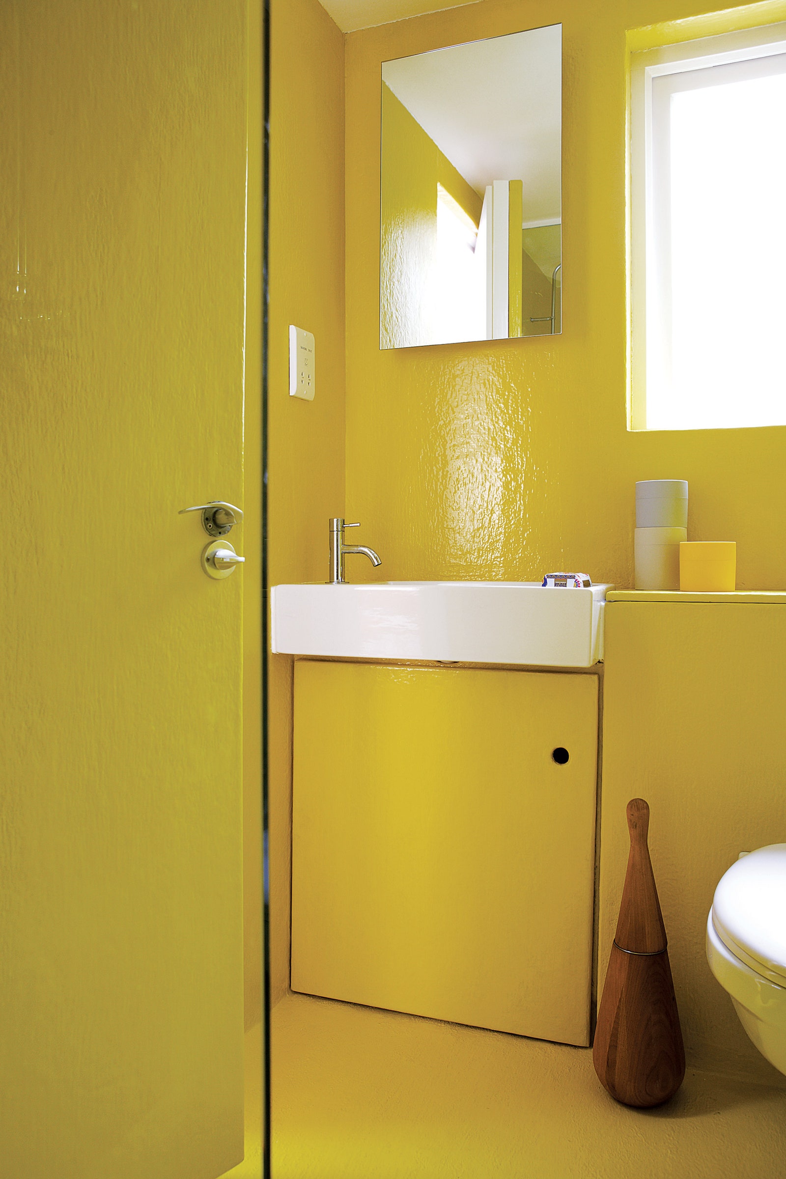 Ванная комната. Стены отделаны стекловолокном и выкрашены в ­яркий цвет.