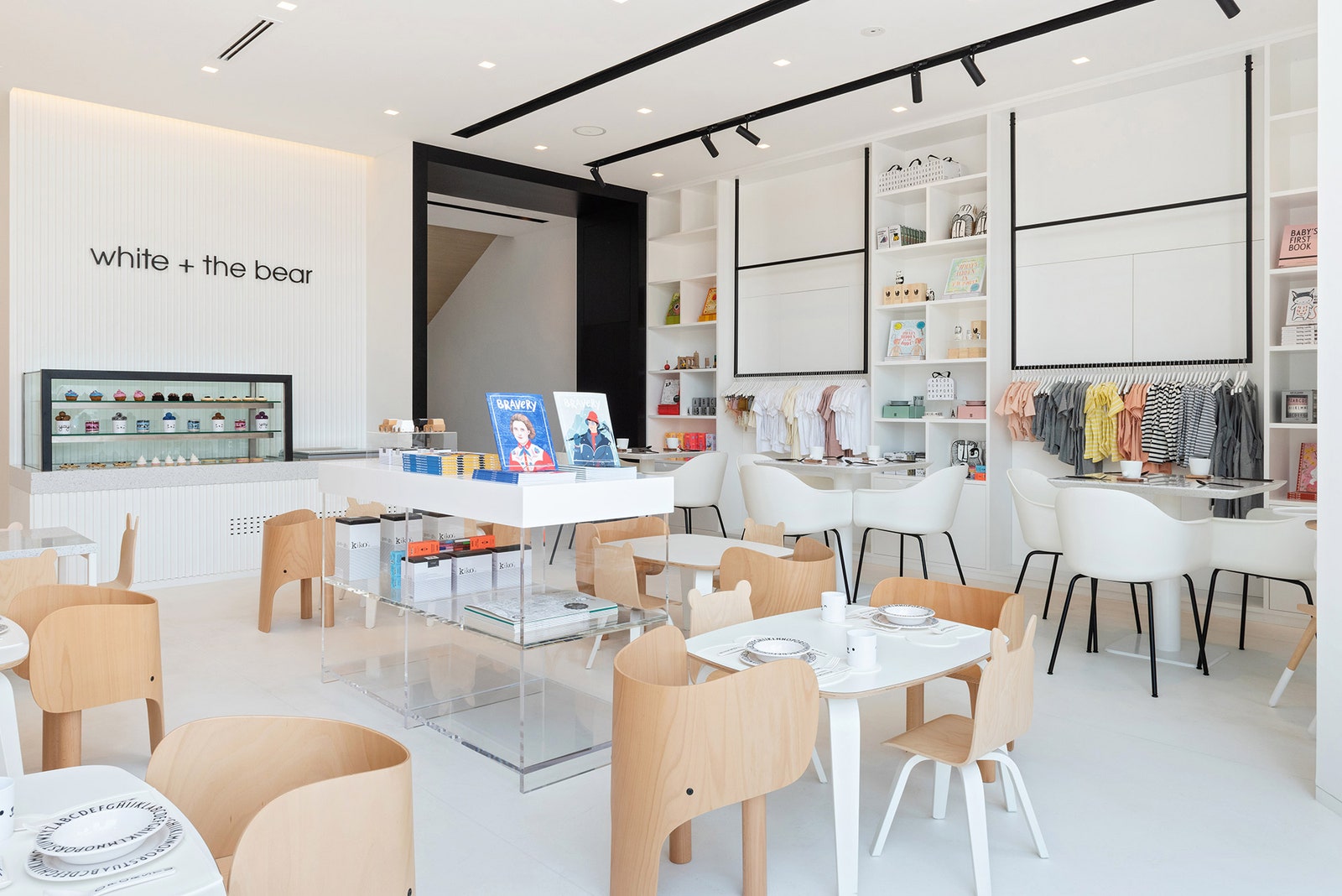 Монохромный интерьер детского кафе и концептстора в Дубае