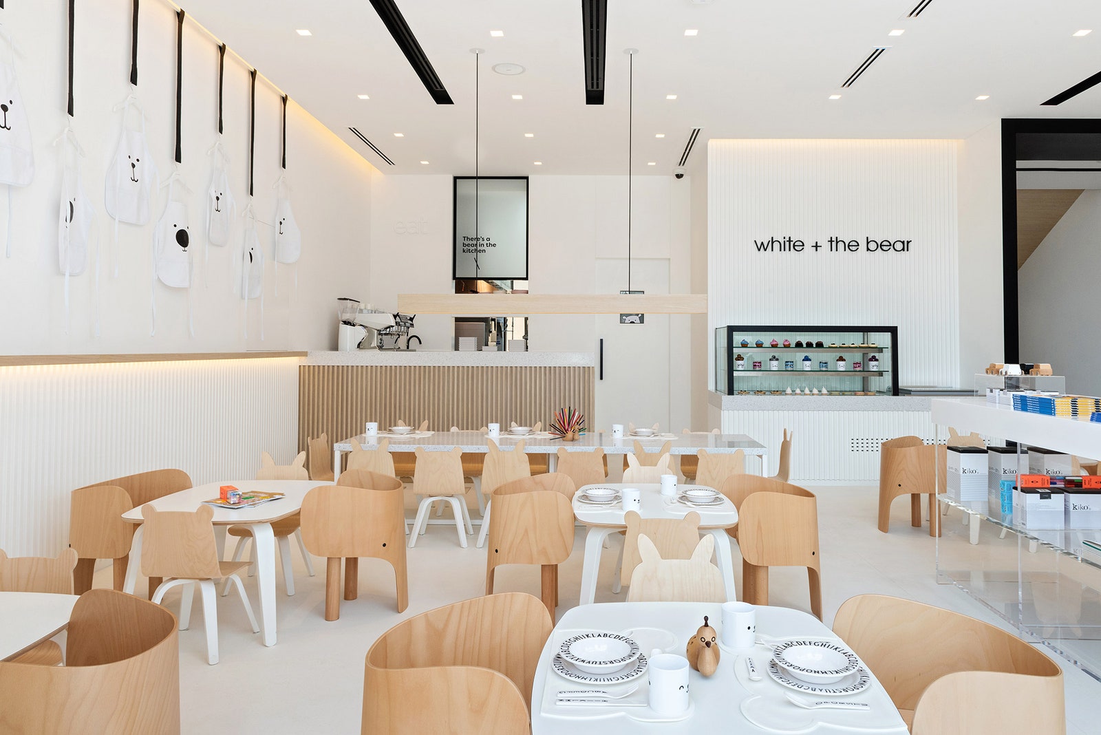 Монохромный интерьер детского кафе и концептстора в Дубае
