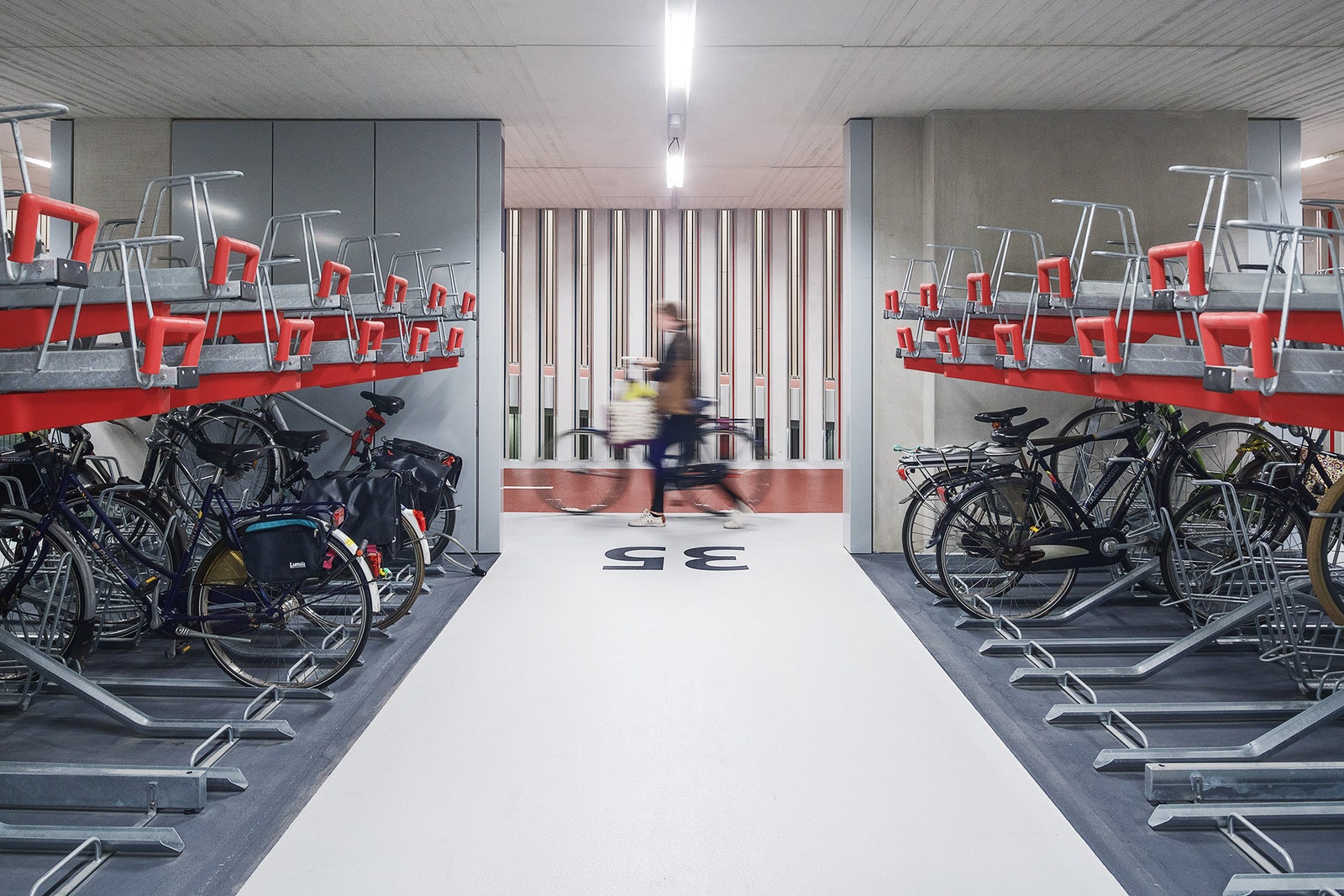 В Нидерландах построили самую большую велопарковку в мире