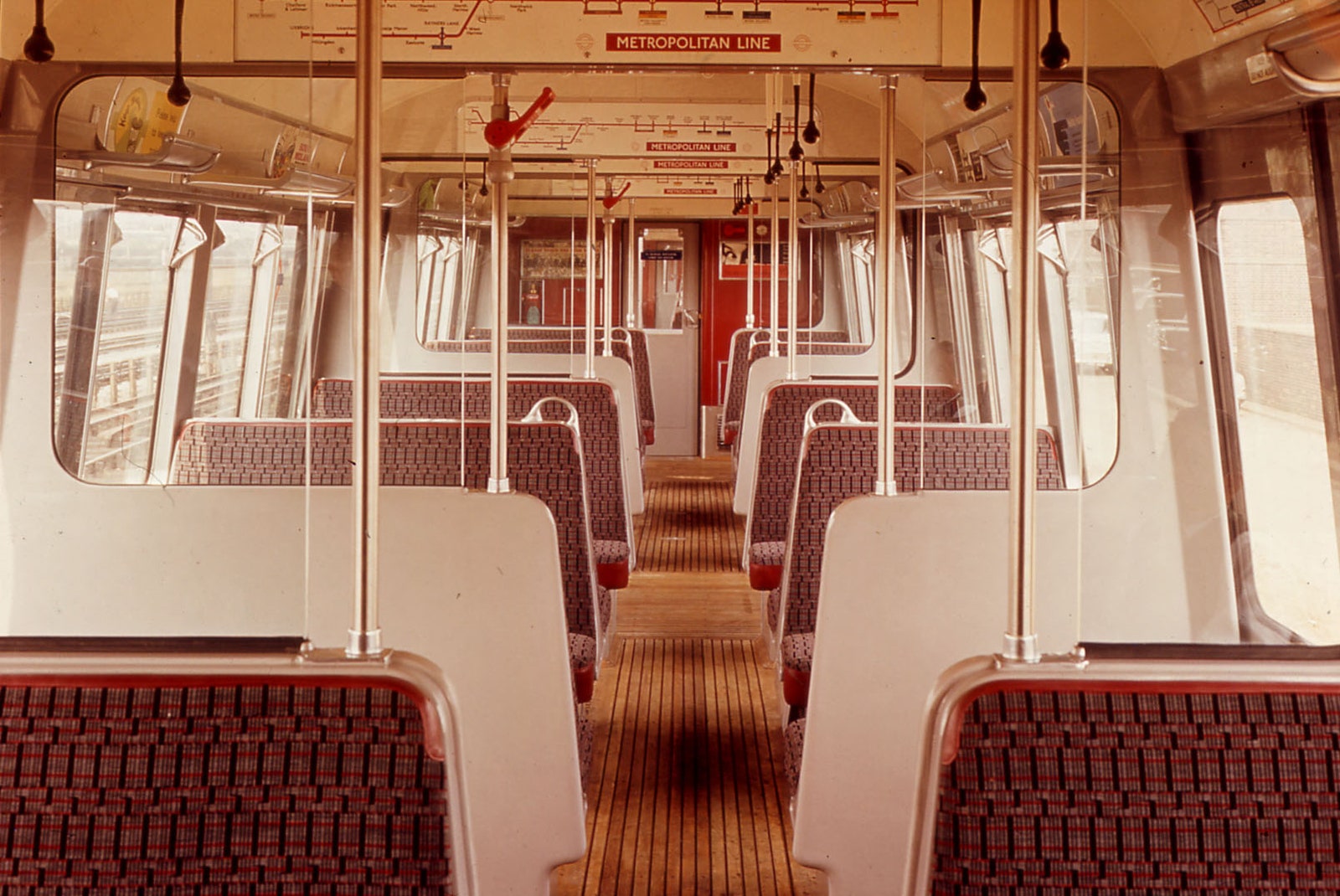 Архивная фотография поезда метро в Лондоне.